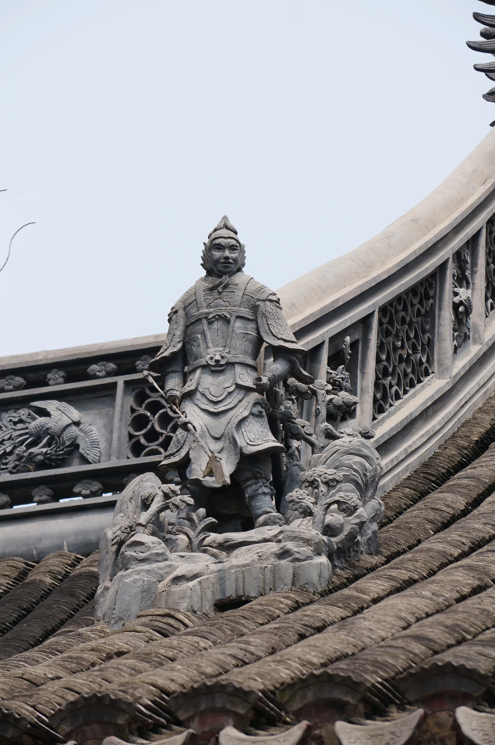 屋根に飾られた武将の像