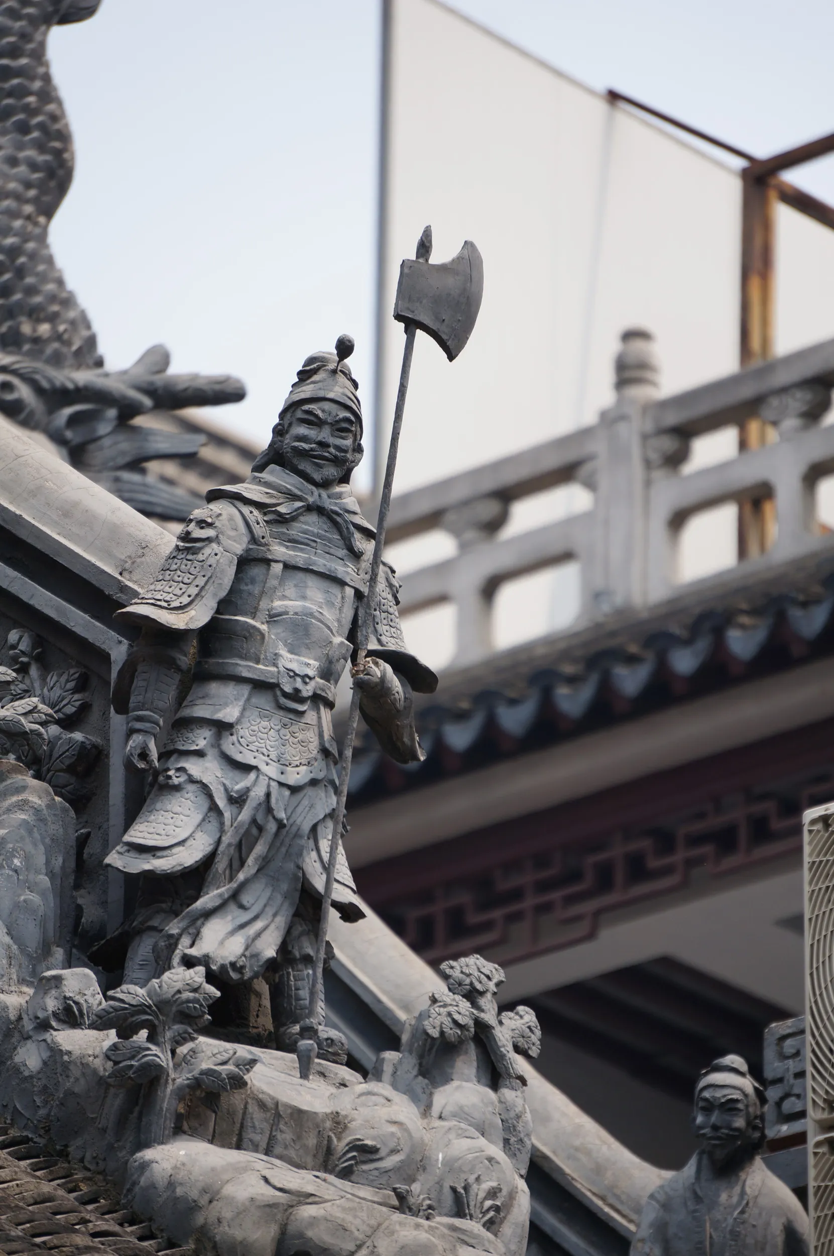 屋根に飾られた武将の像