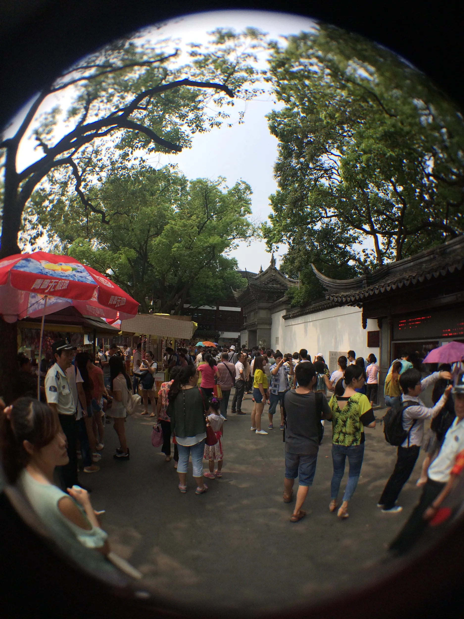 豫園の入り口付近の風景