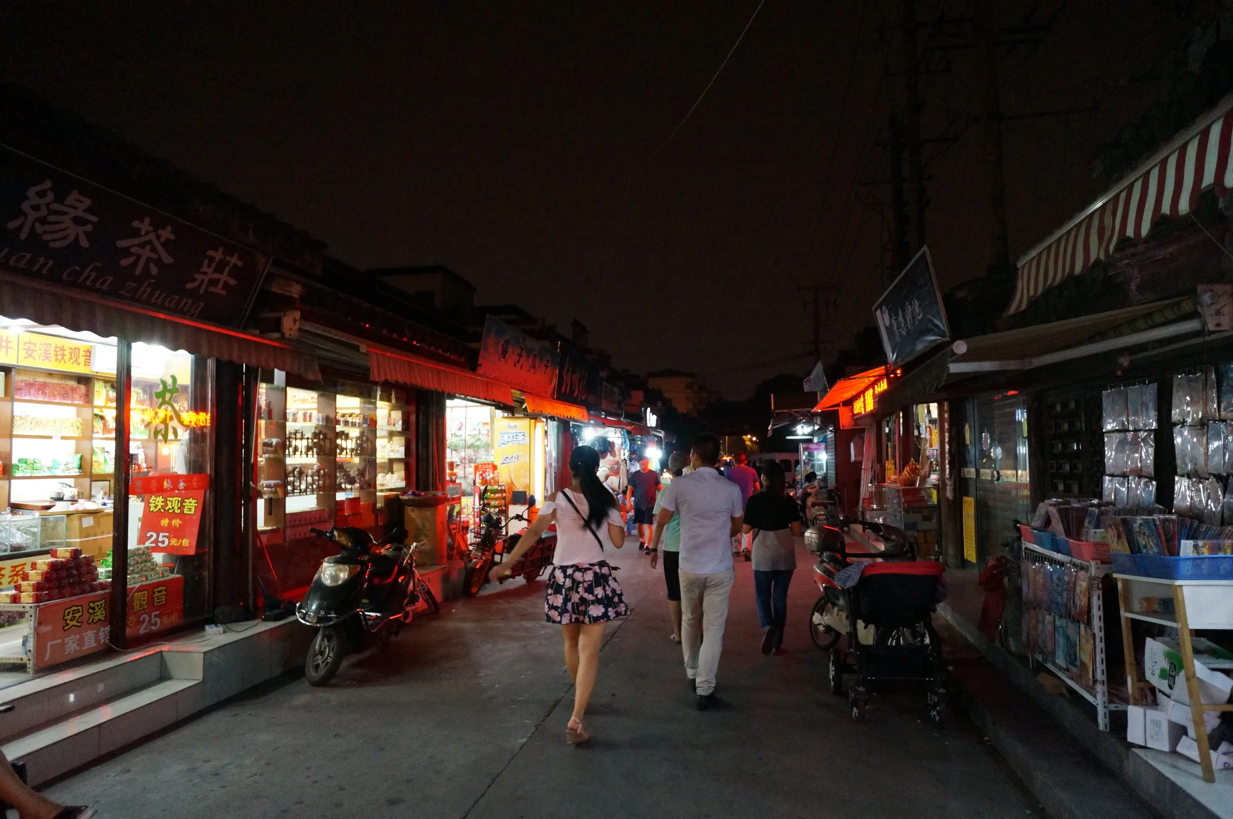 夜の七宝老街を二人で散歩