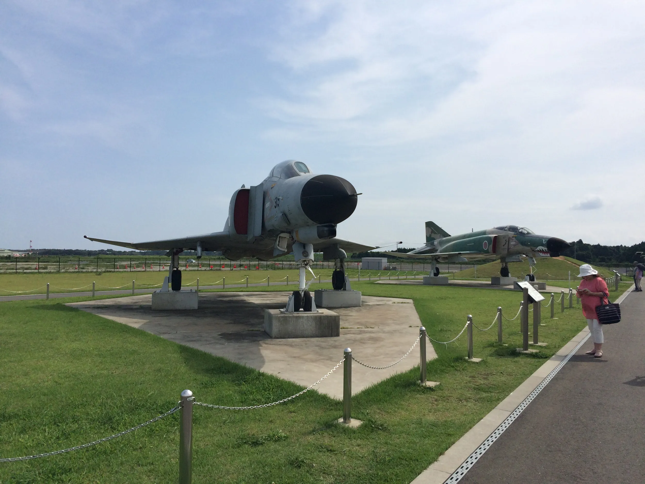 茨城空港傍に展示されているF-4EJ改戦闘機