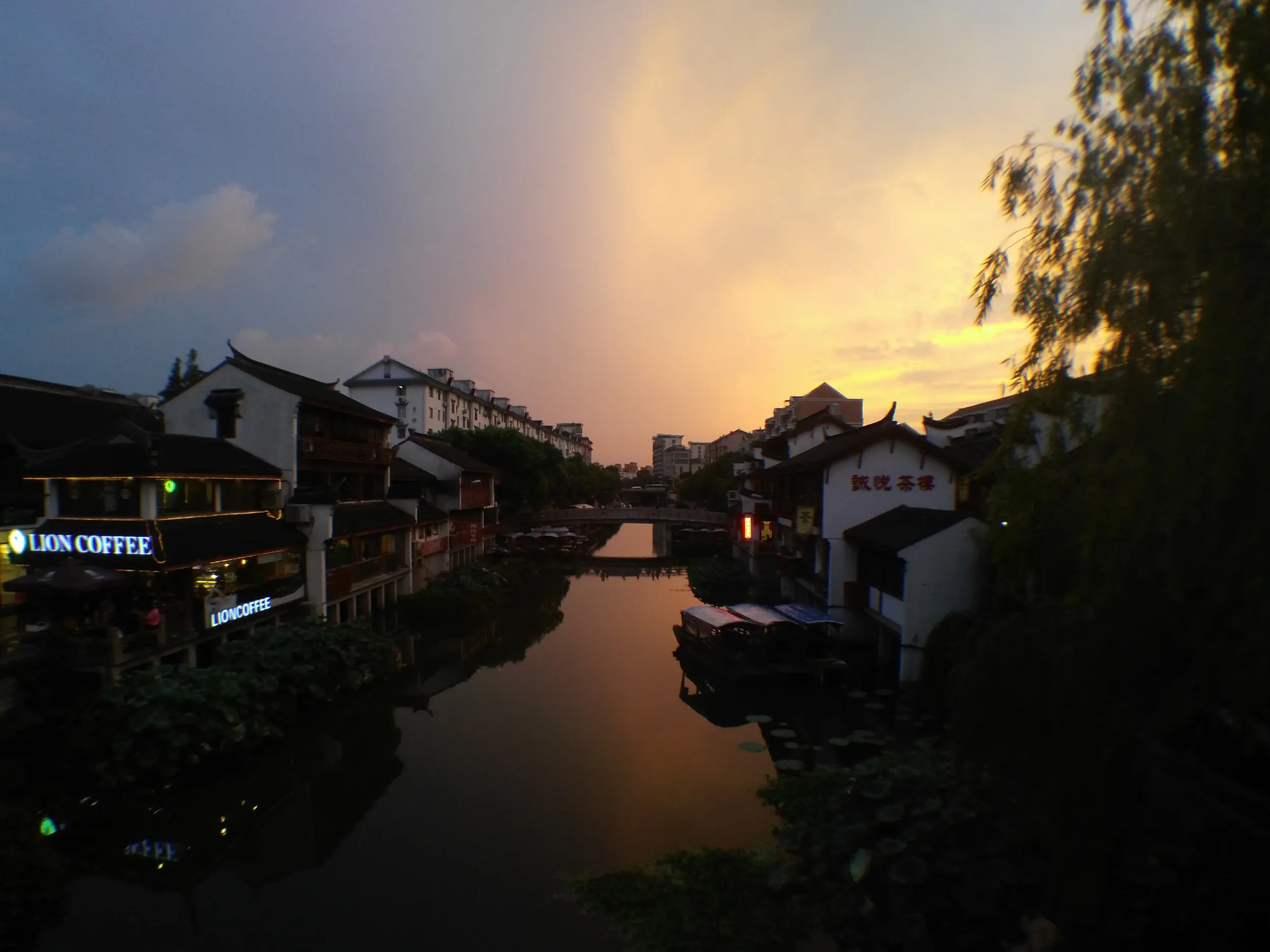 夕暮れの運河