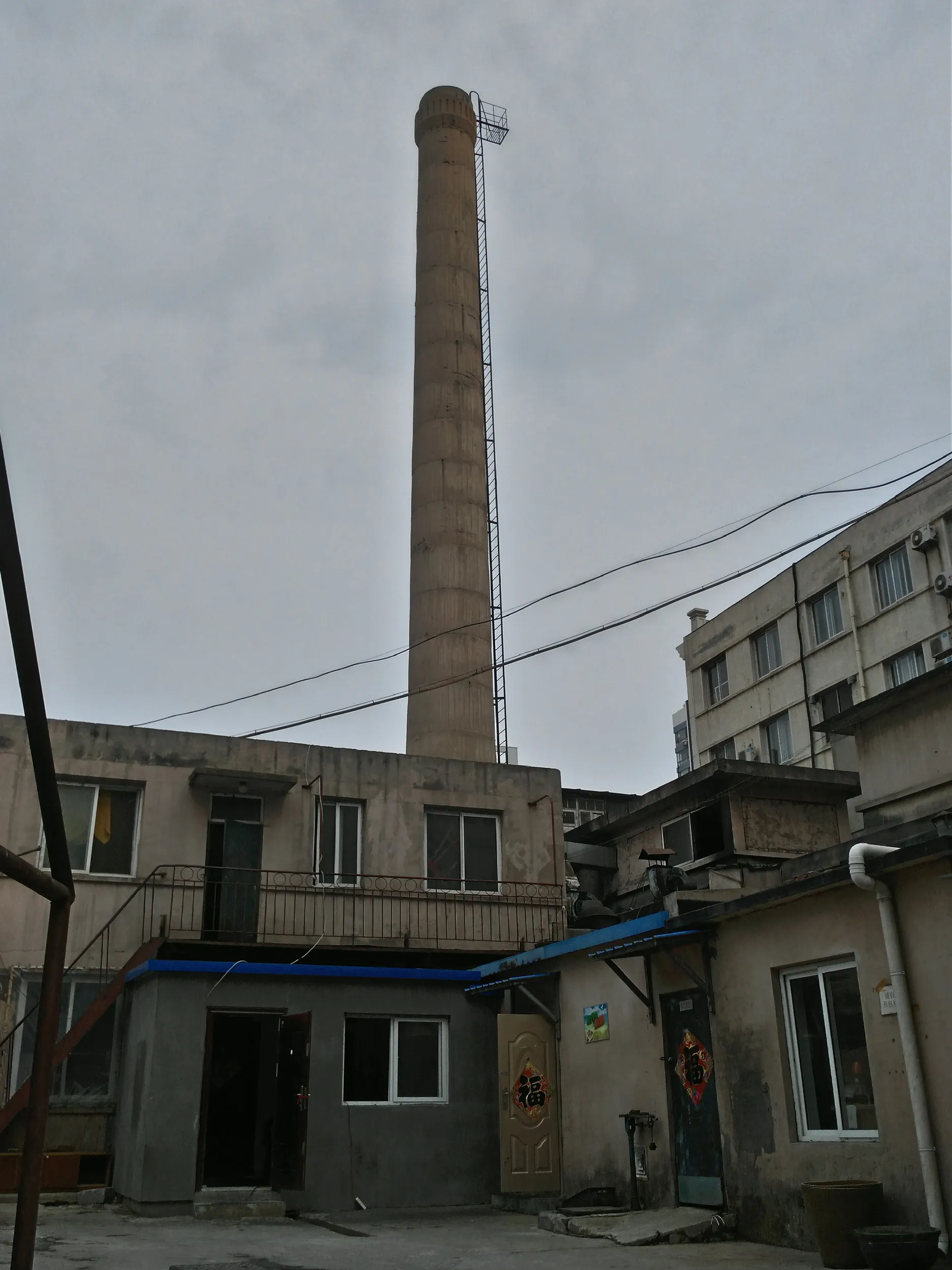 街中の煙突