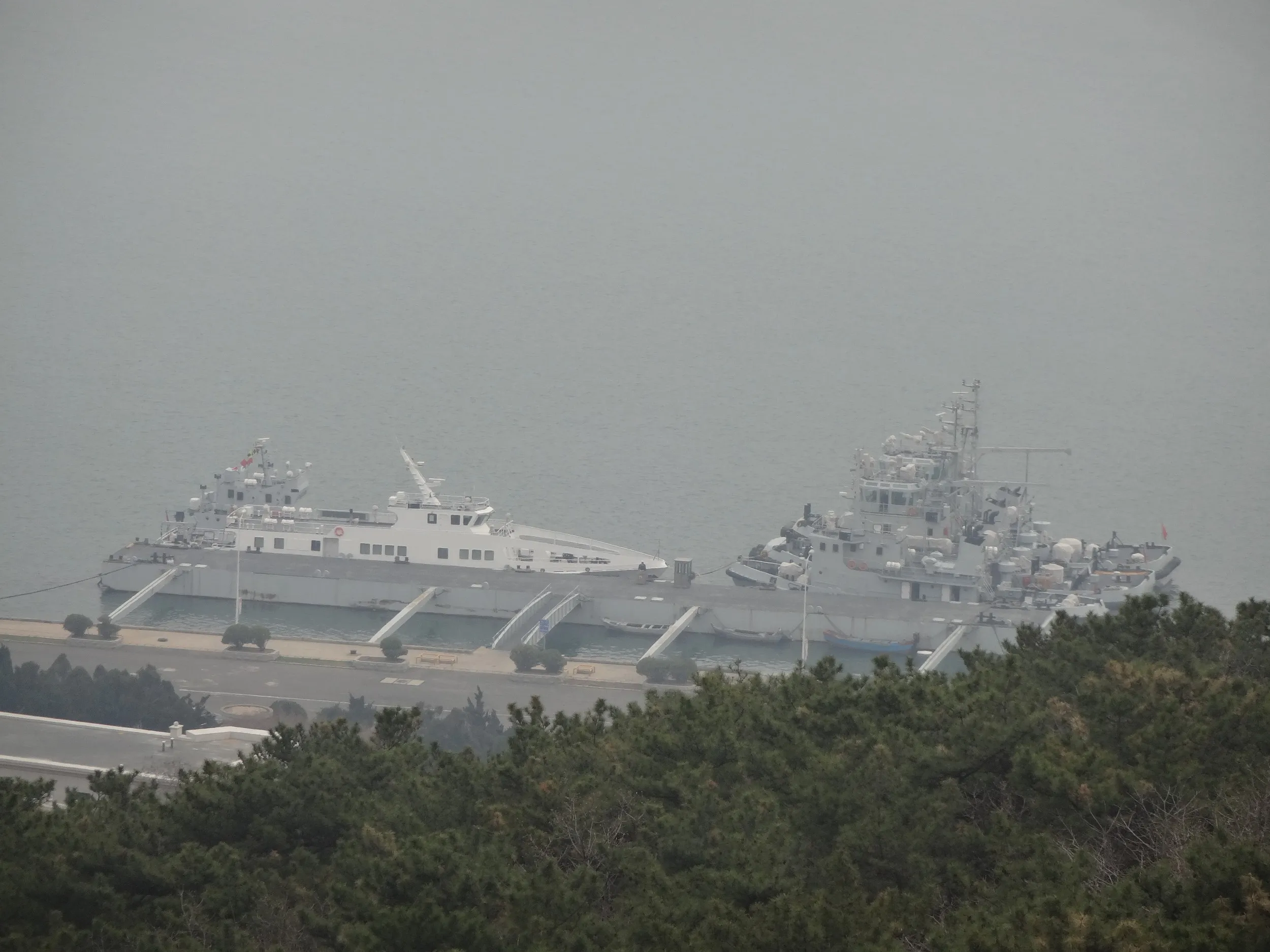 停泊中の軍艦