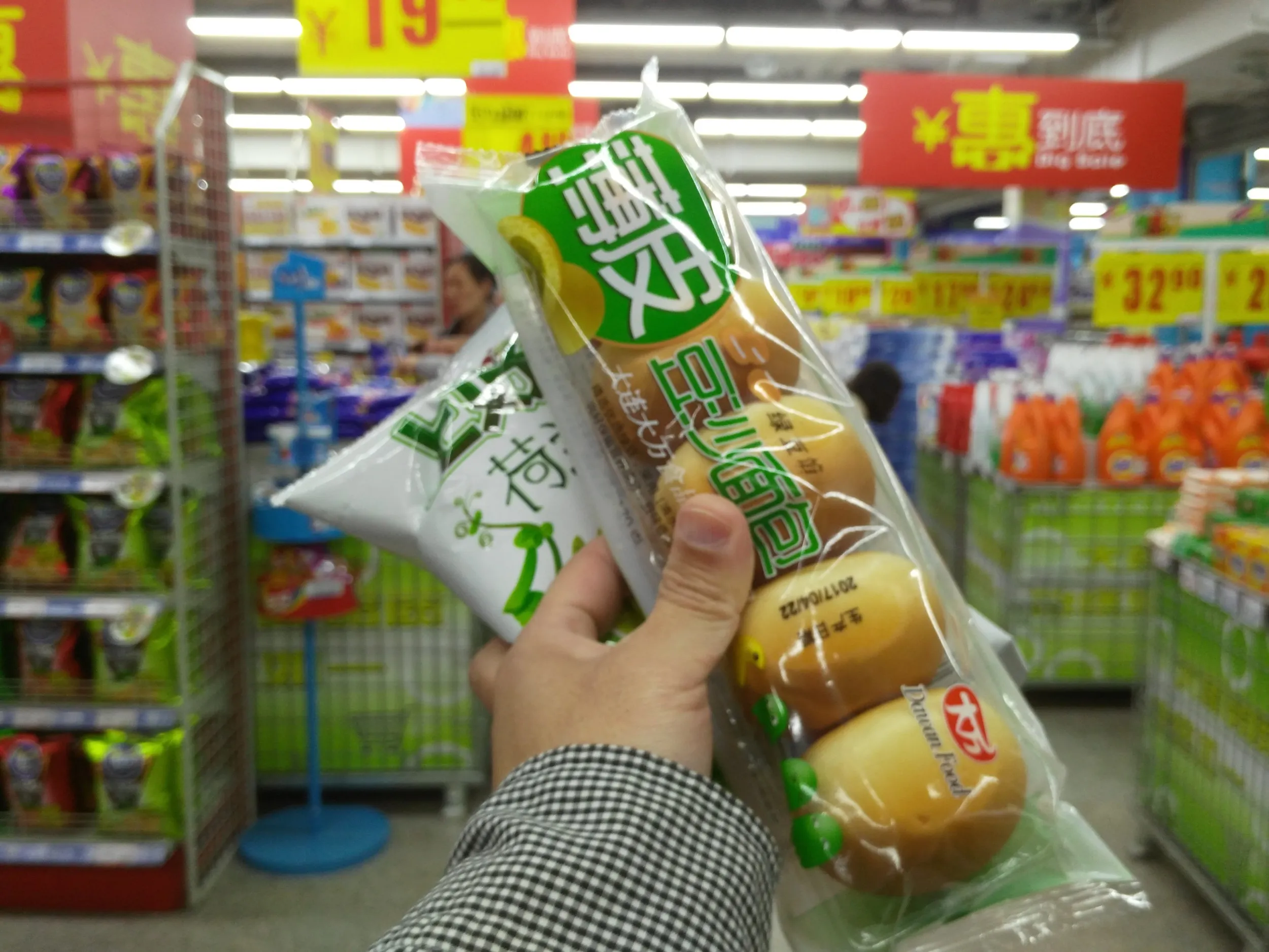 購入したスナックとパン