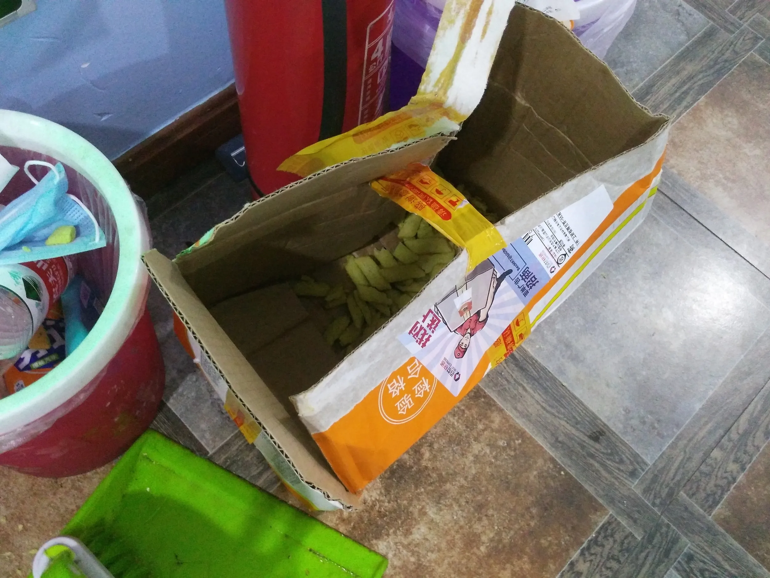 破損して届いたスナック菓子