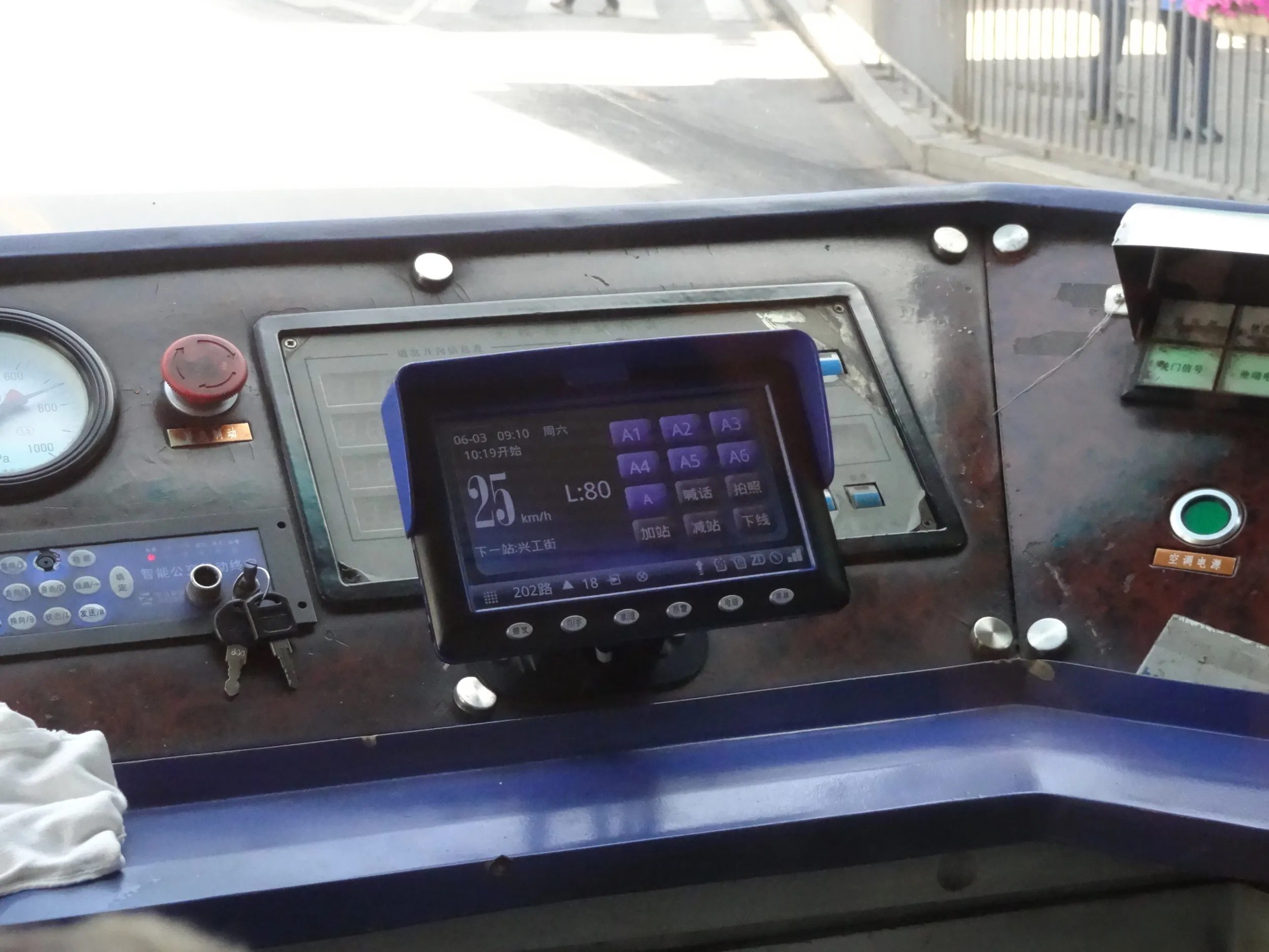 202路の運転席