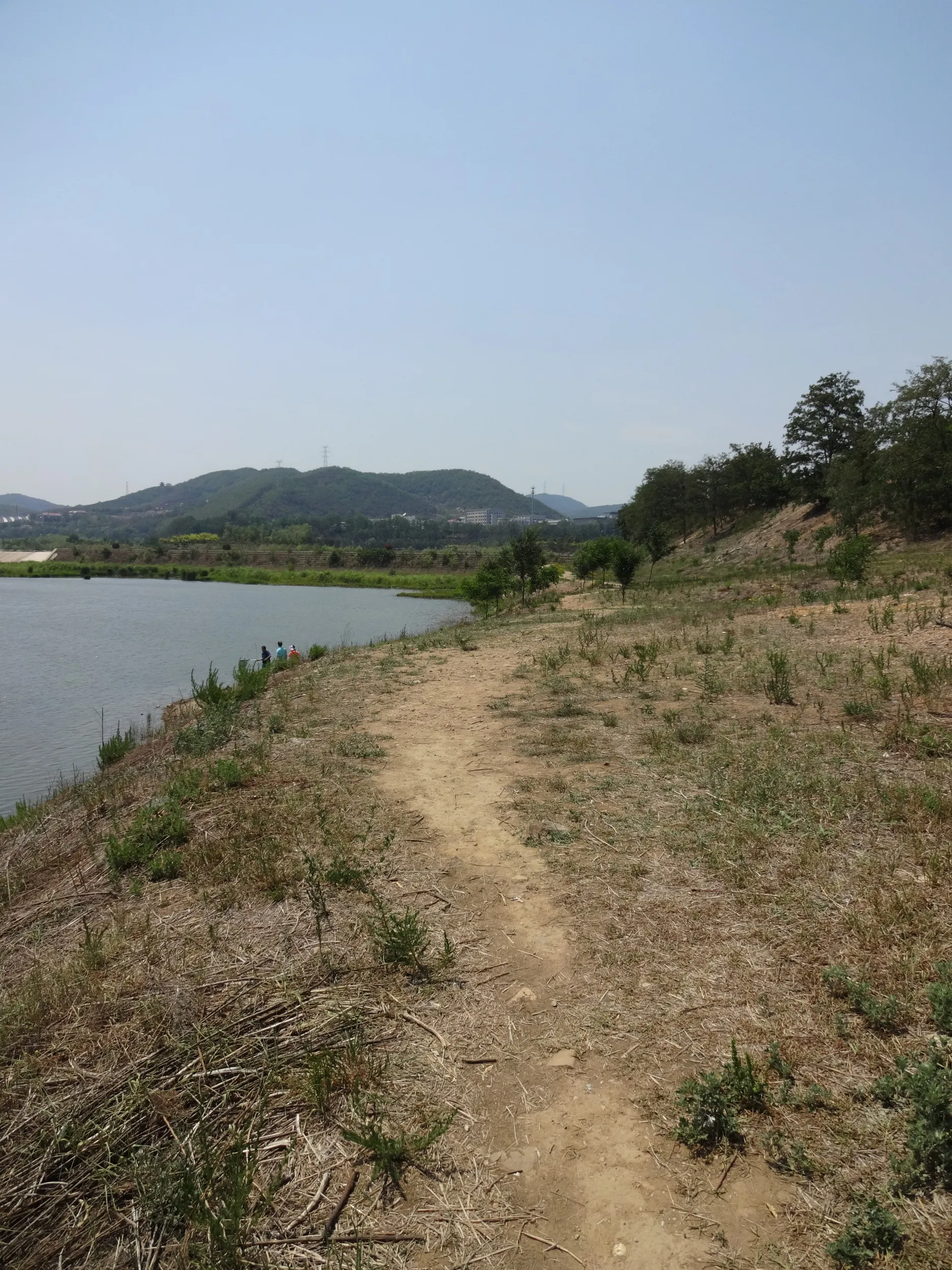 堰堤へ向かう