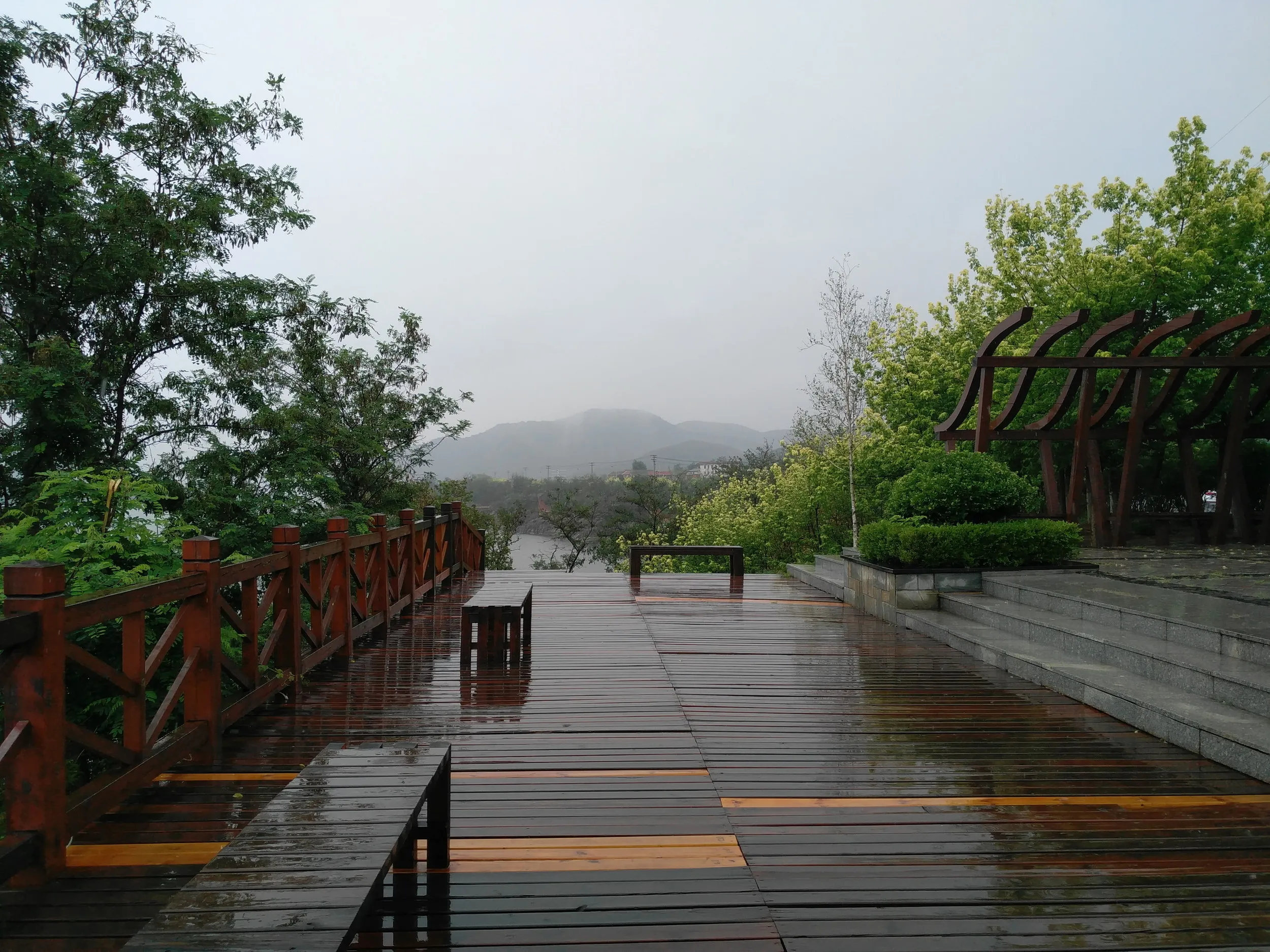 西山水庫の散歩風景