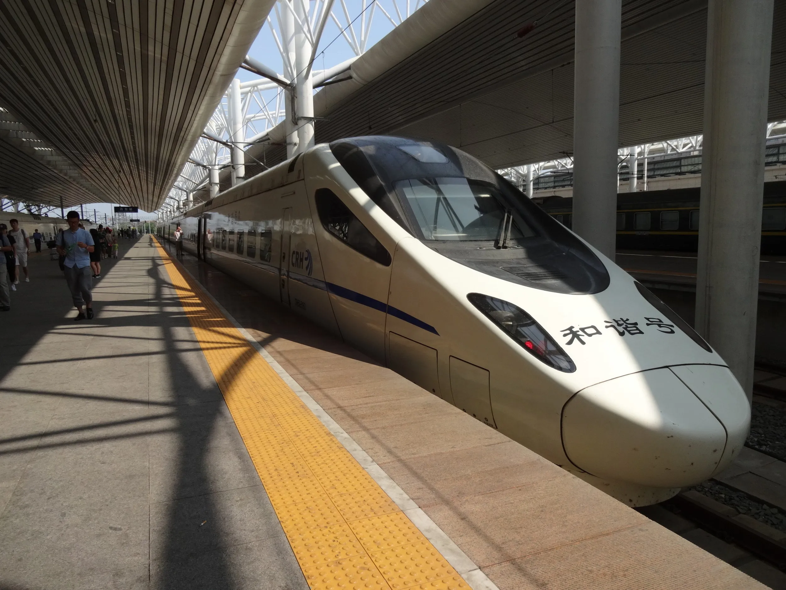 丹東駅のホームのCRH5型