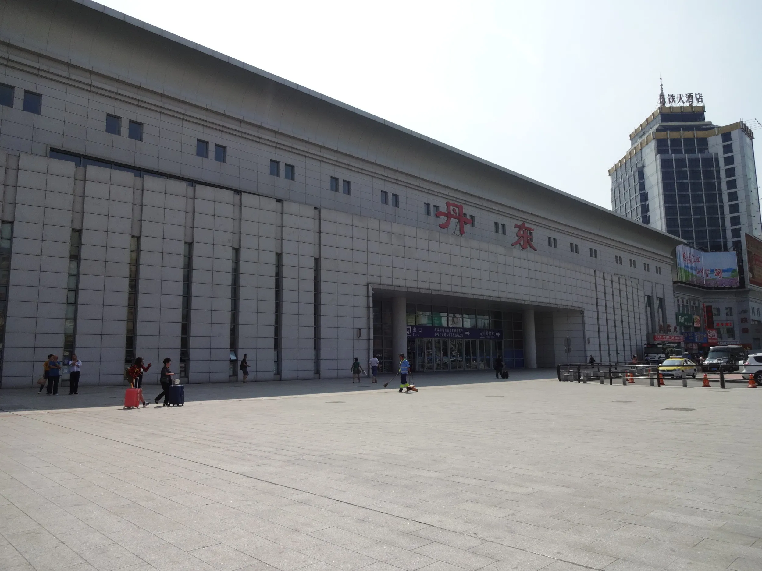 丹東駅前広場