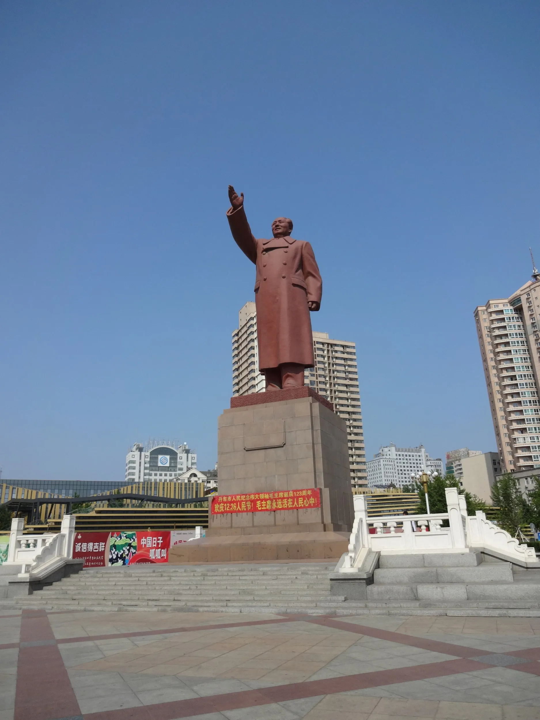 毛沢東主席の像