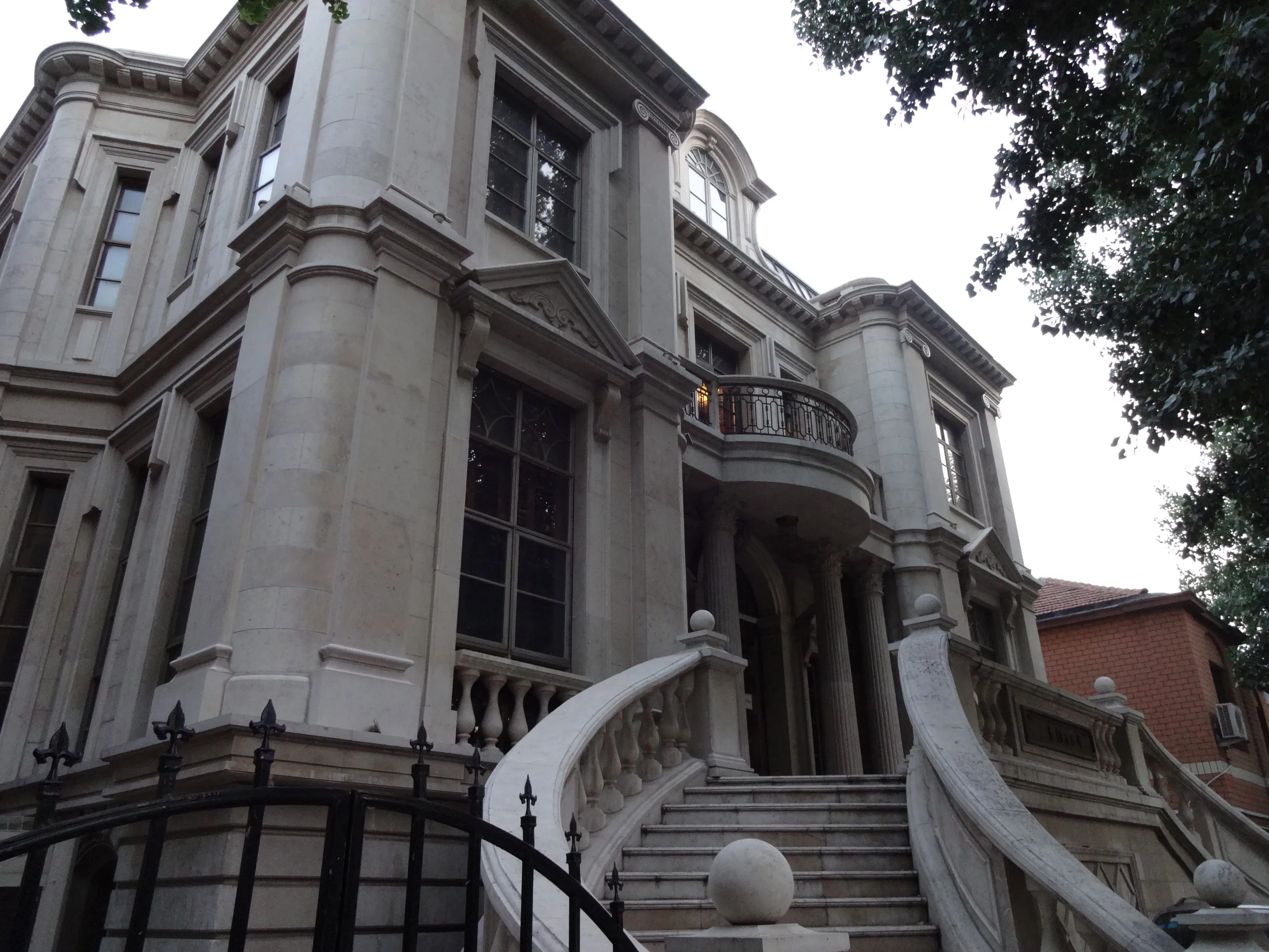 立派な建物