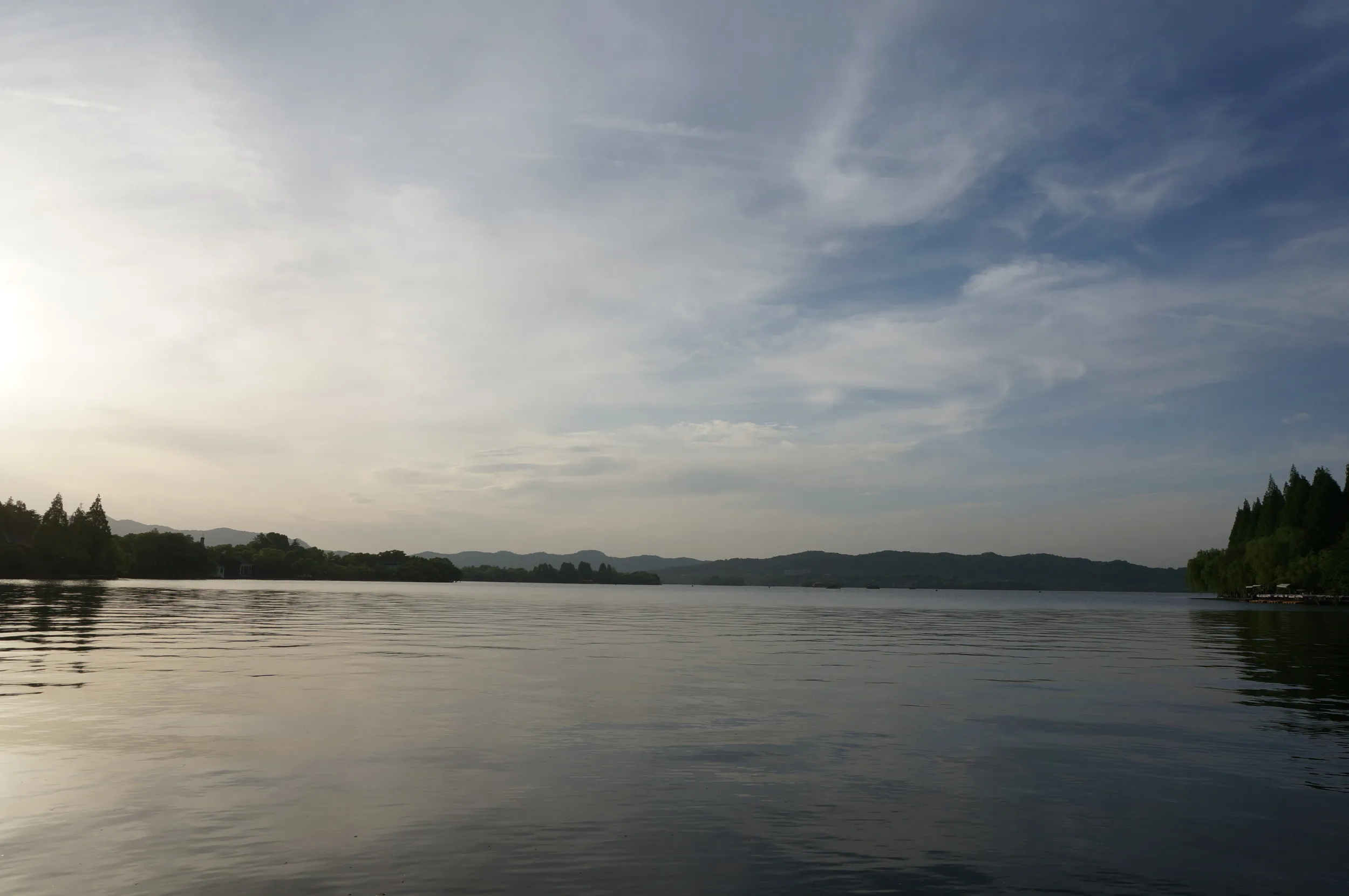 夕暮れの西湖