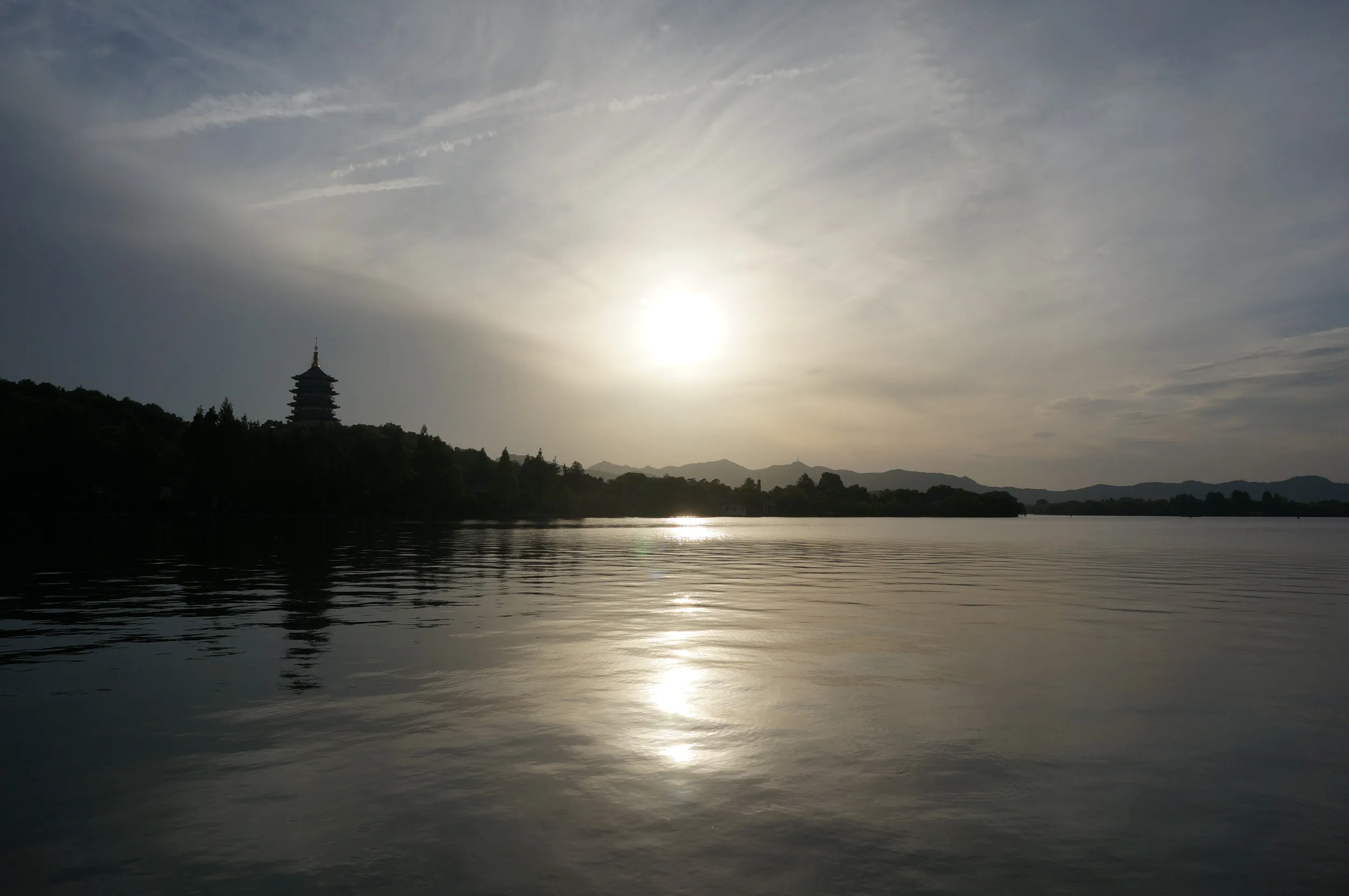 夕暮れの西湖