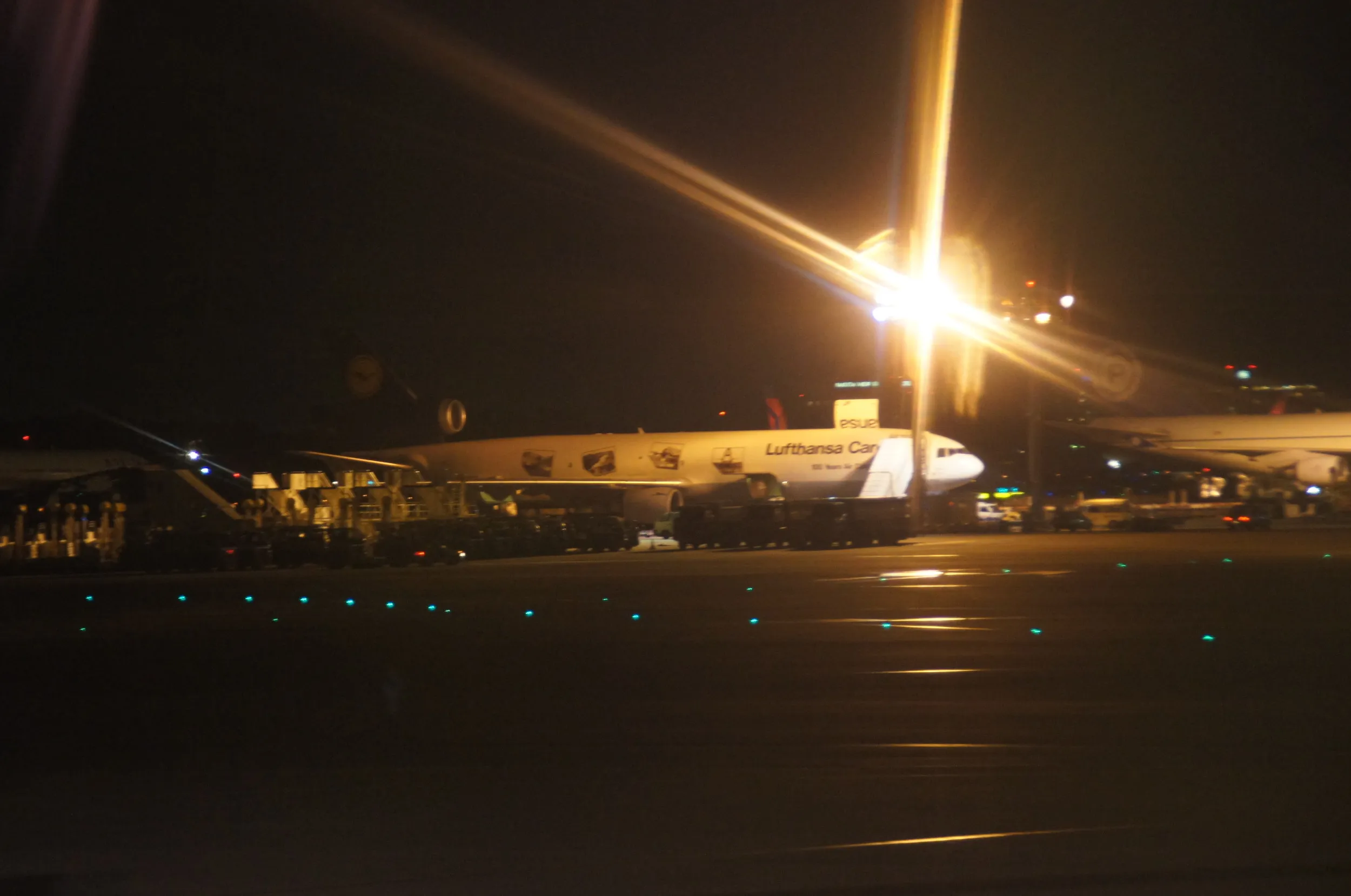 夜の成田空港