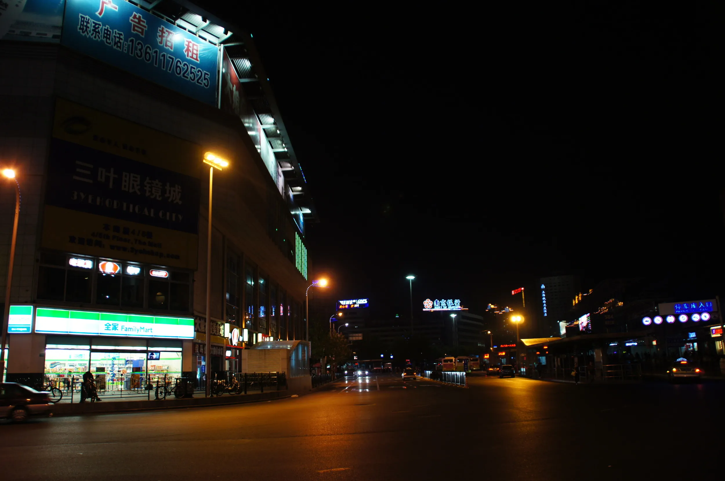 上海駅前付近のファミマと夜景