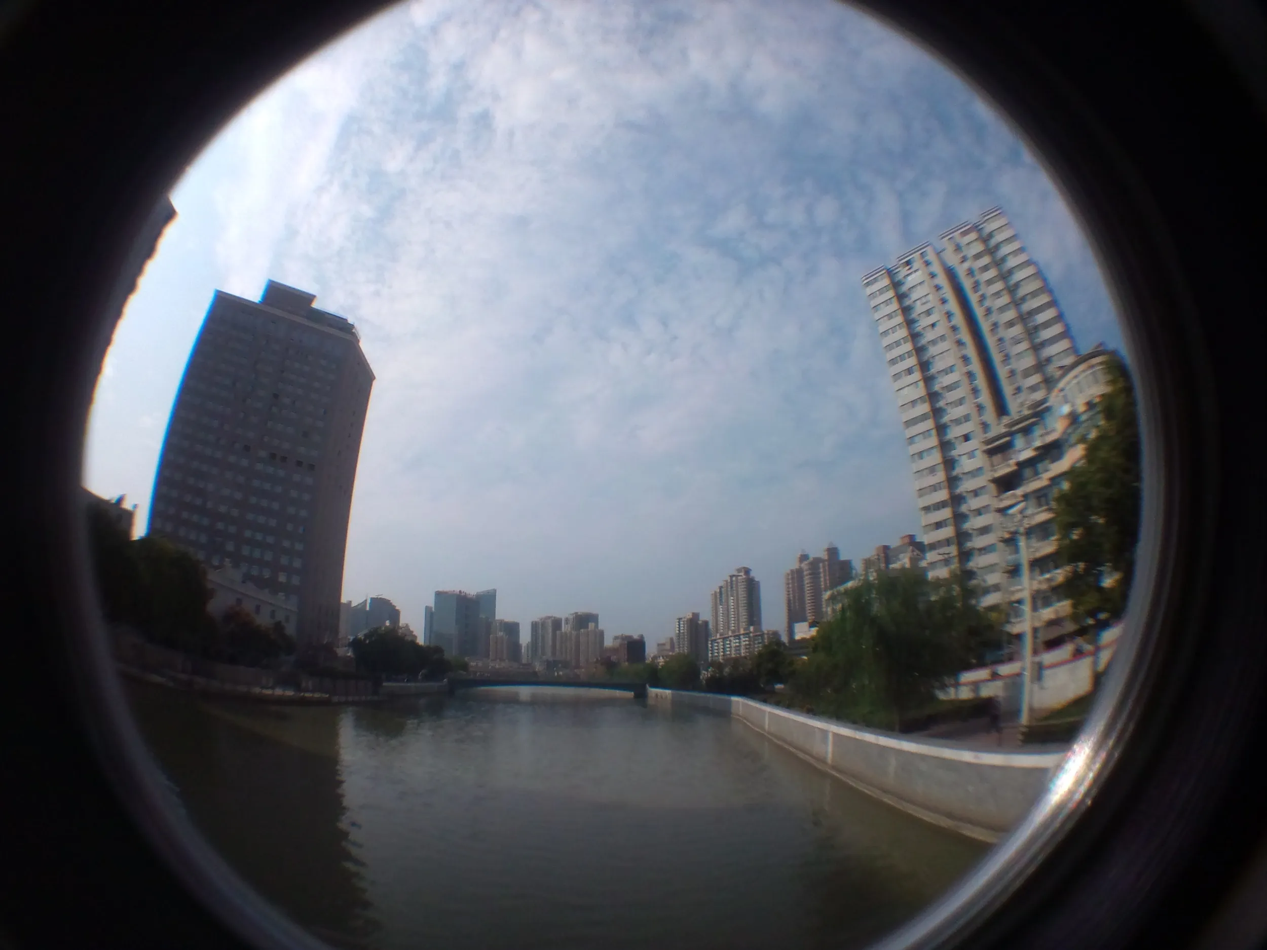 ビル群を魚眼レンズで撮影