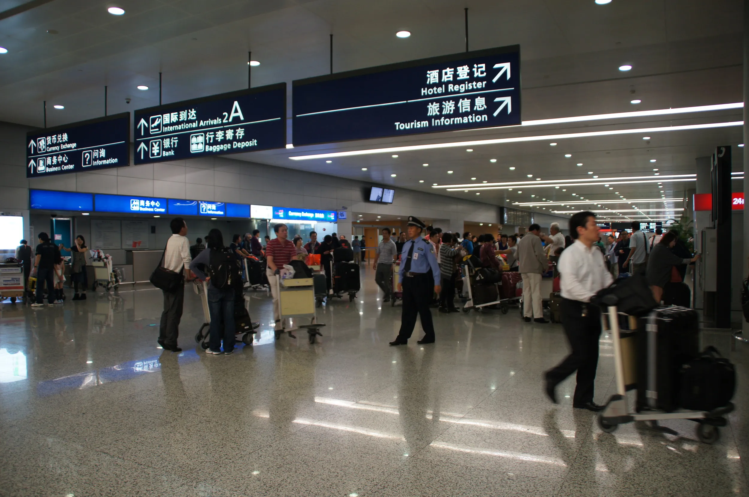 夜の上海浦東国際空港