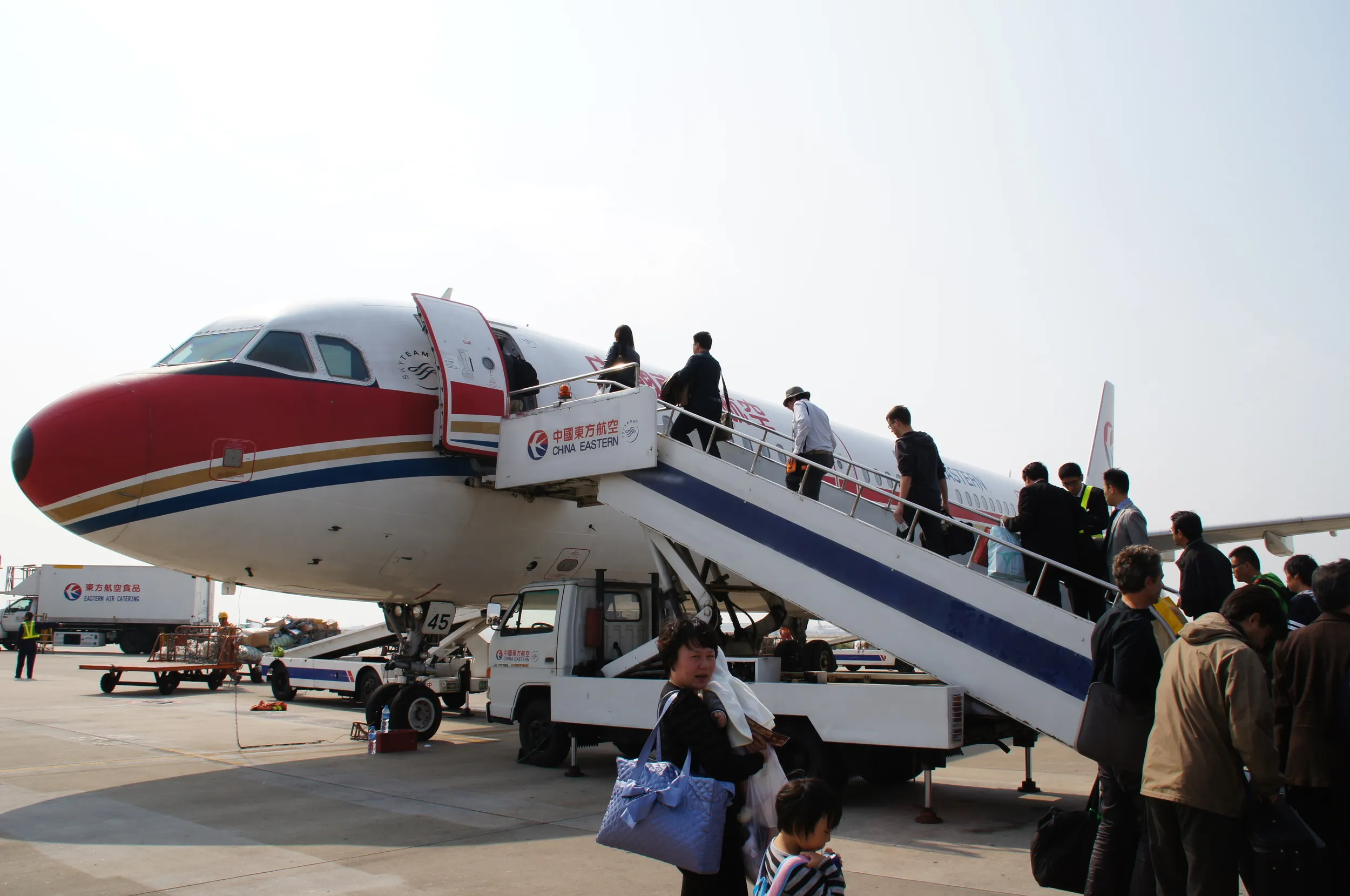 中国東方航空に搭乗開始