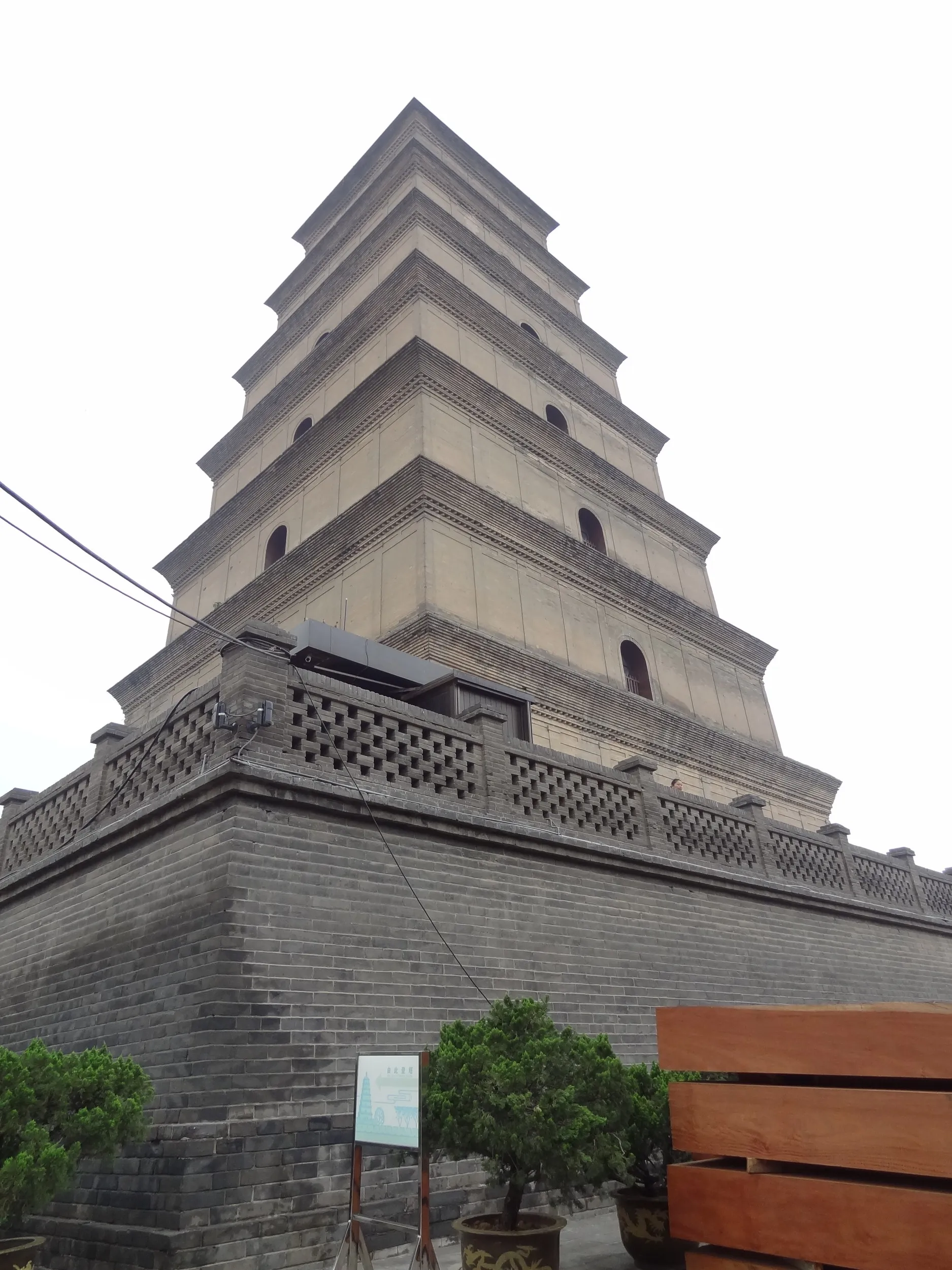 下から撮影した大雁塔