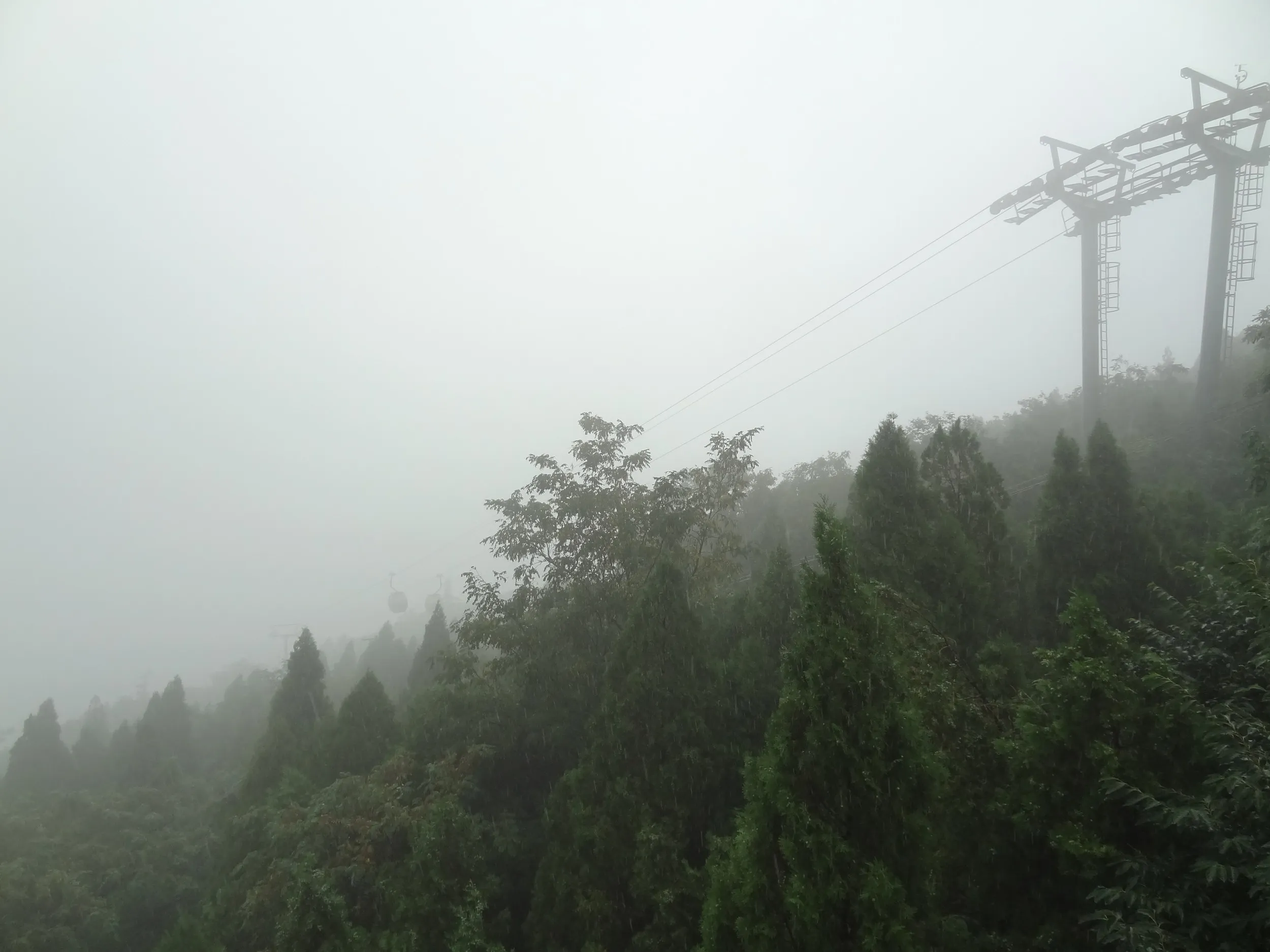 霧に包まれた驪山の風景
