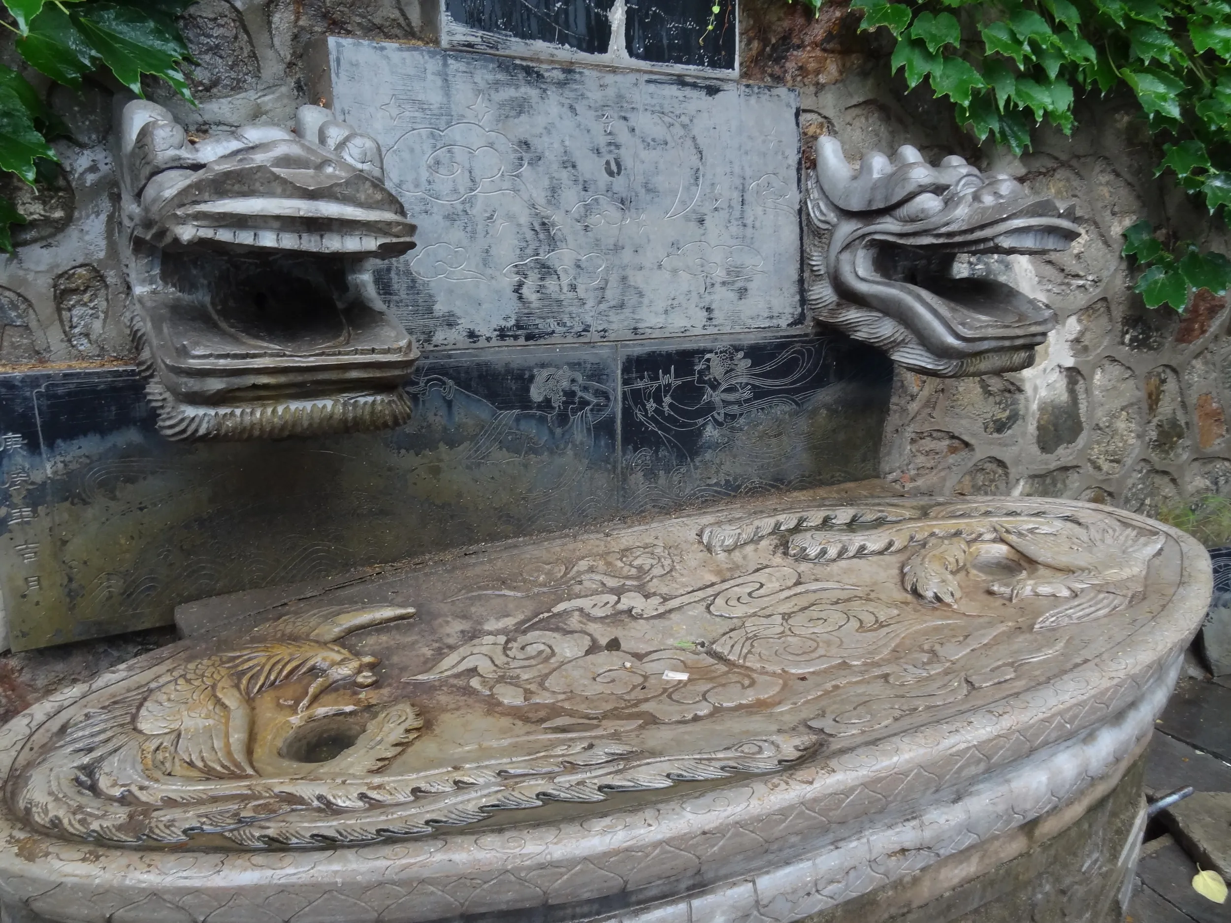 大理石のレリーフと水受け