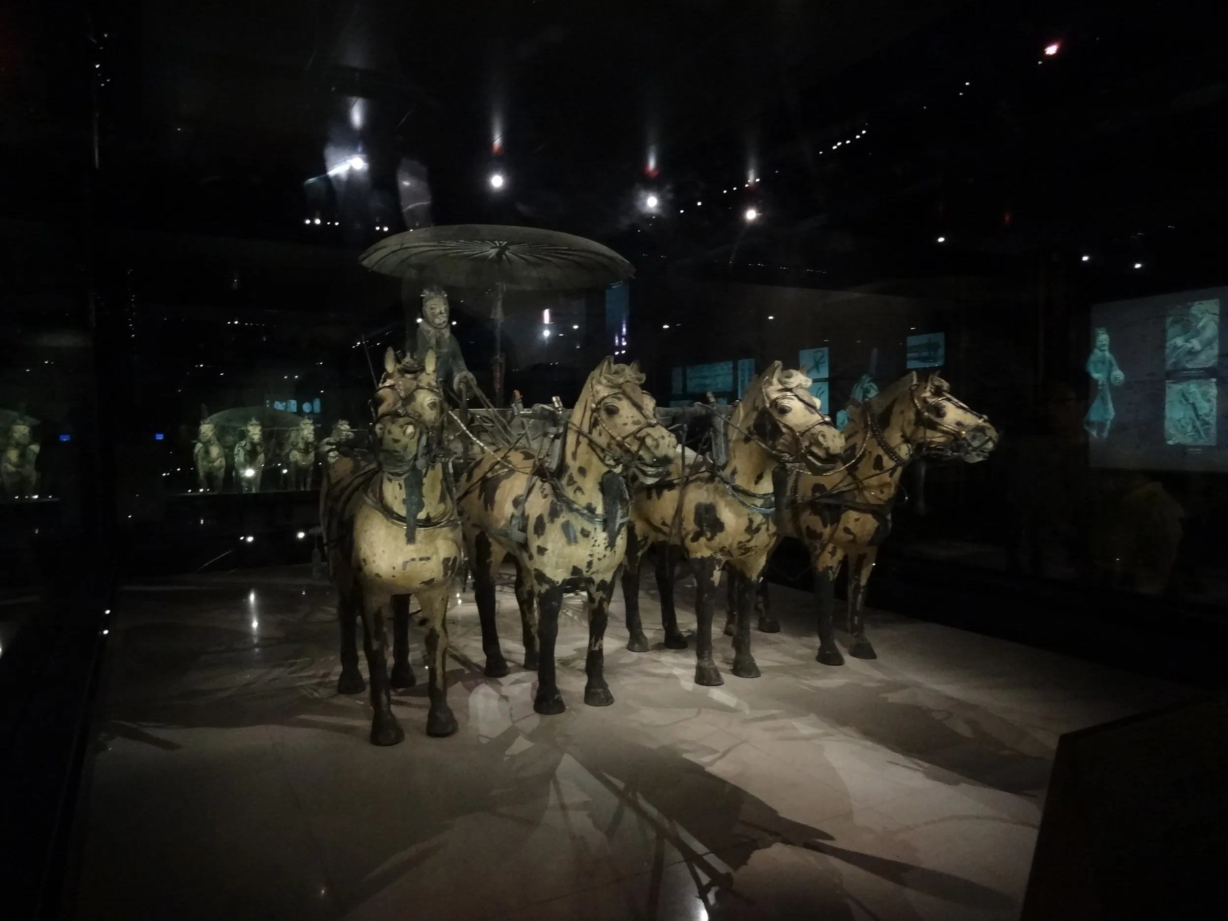 展示されている兵馬俑の馬車