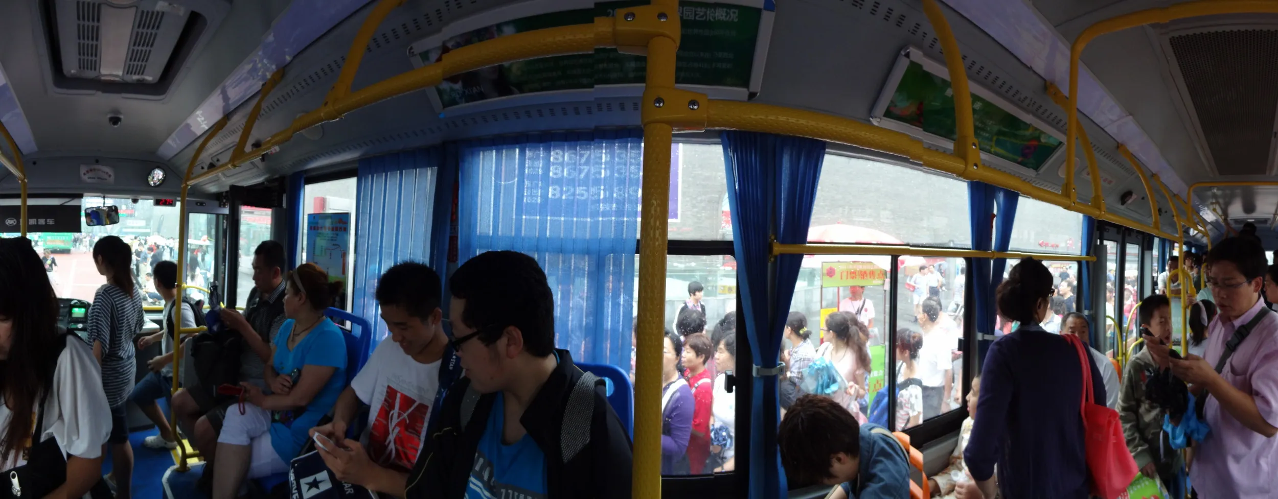 世界園芸博覧会へ向かう専用バス