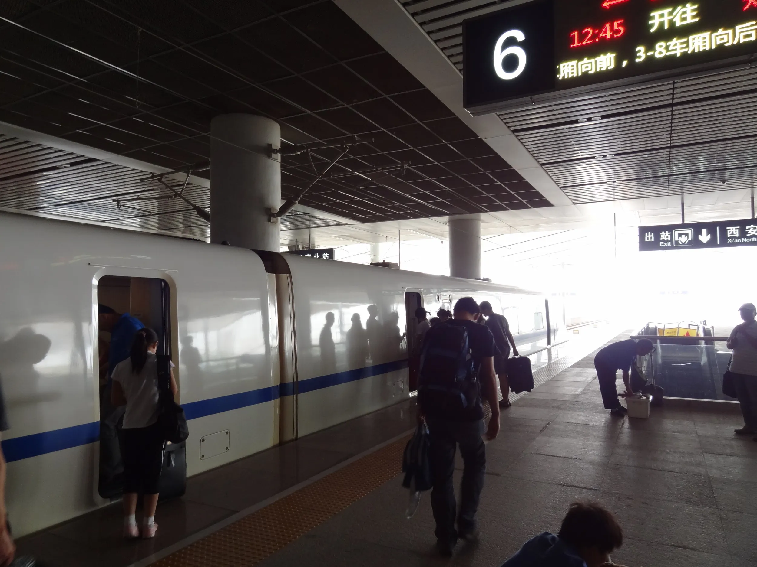 ホームに停車する動車組