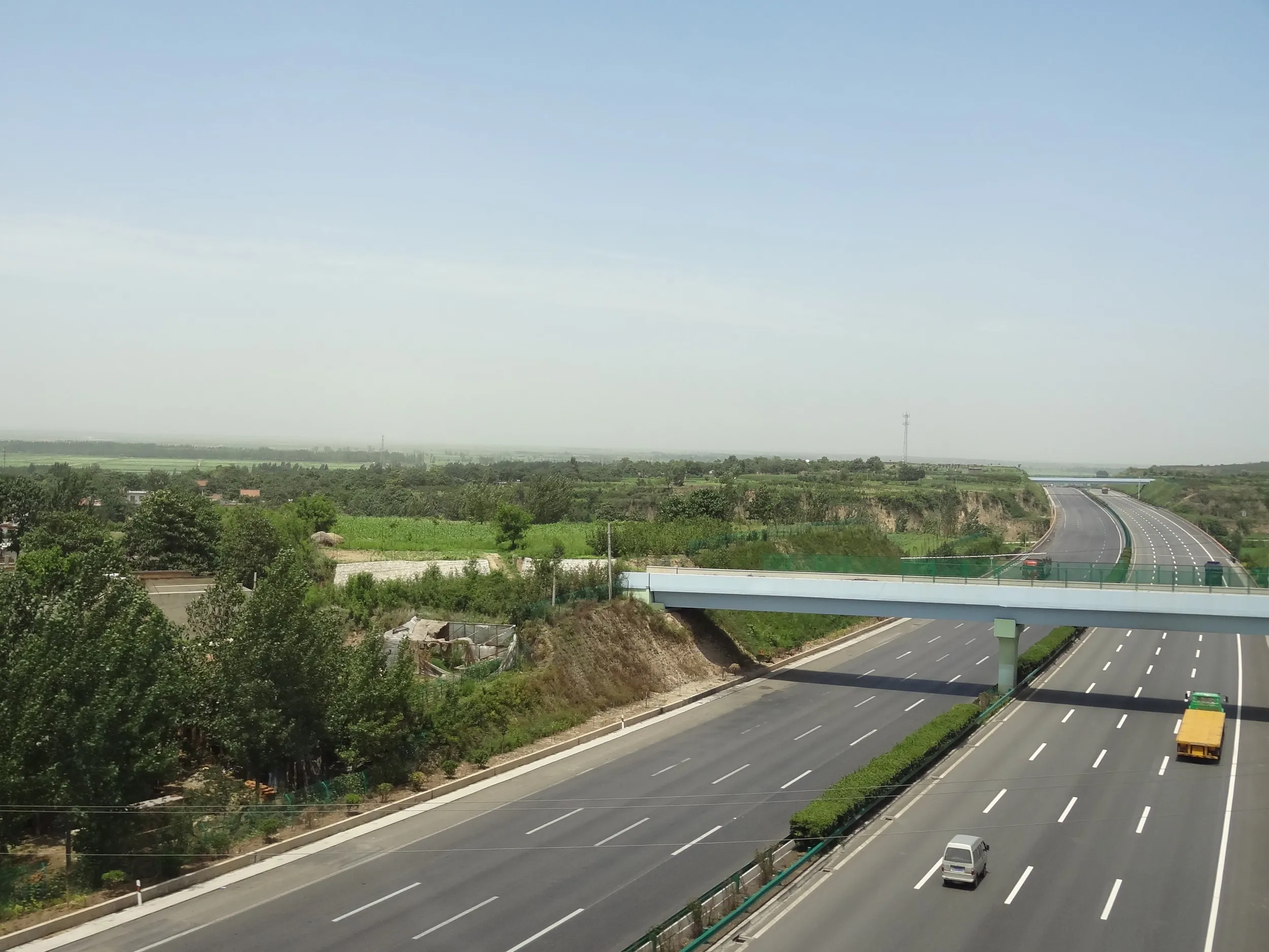 高速道路を抜ける風景