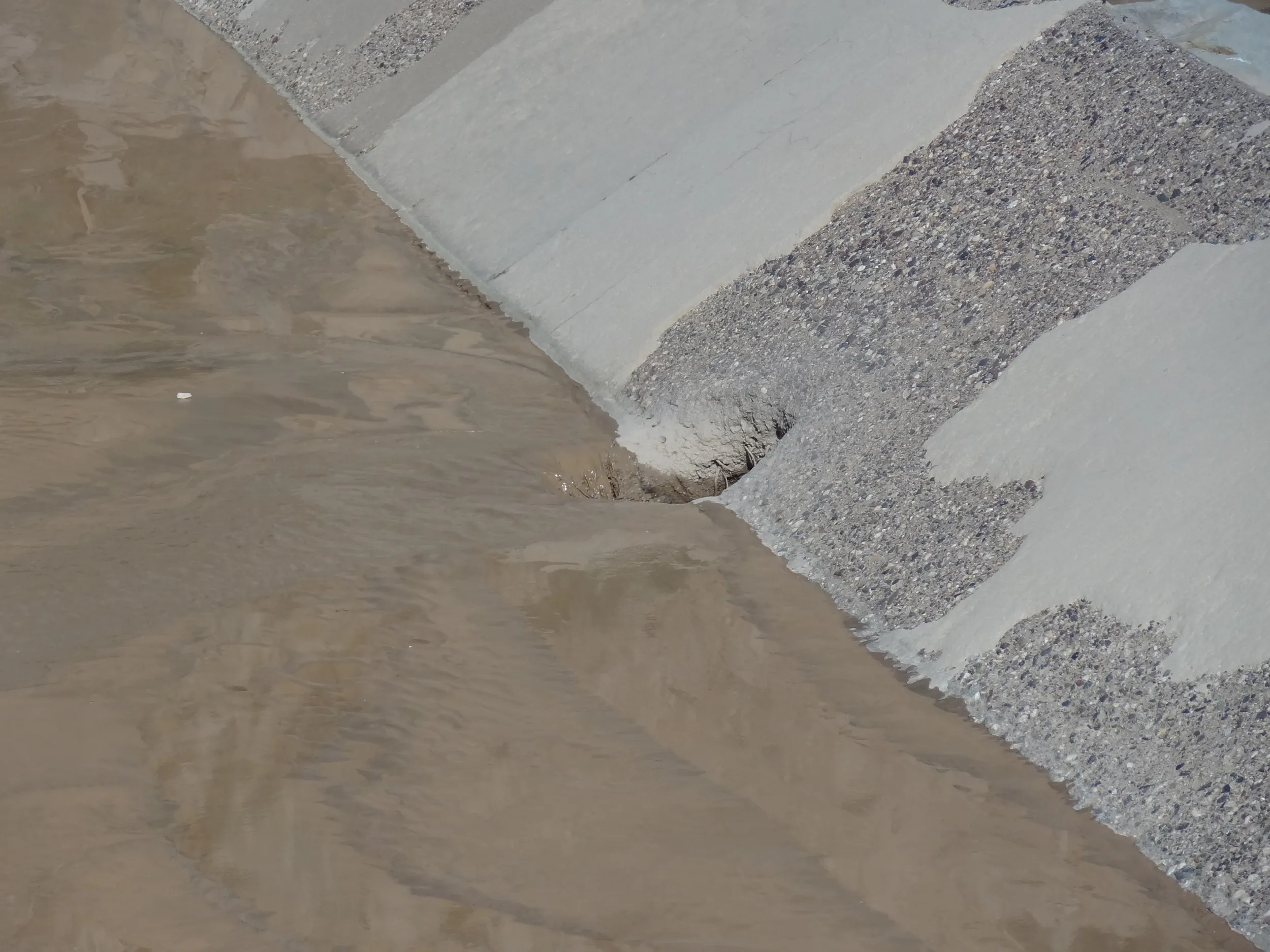 黄河の水が流れ落ちる穴