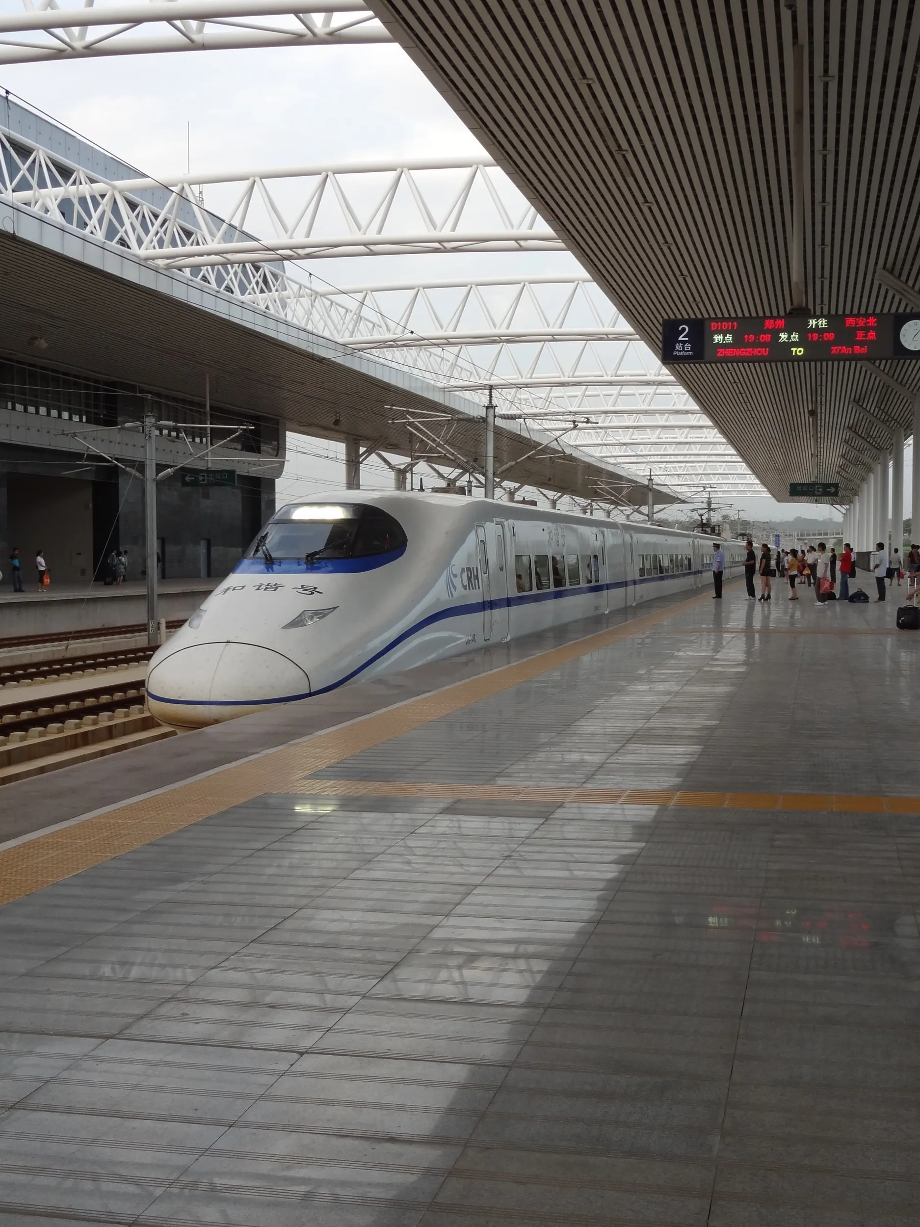 三門峡南駅に到着した動車組