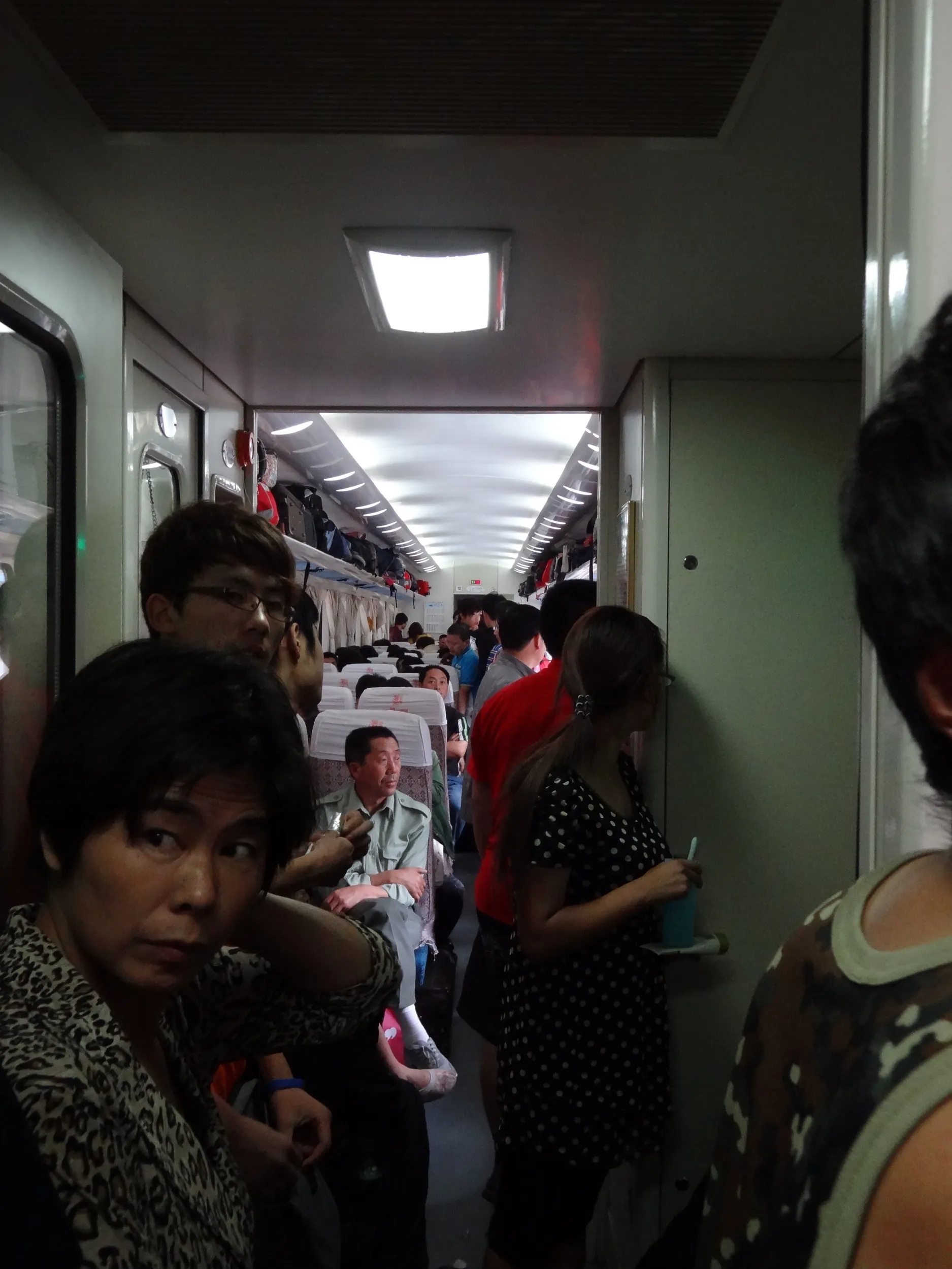 混雑する車内