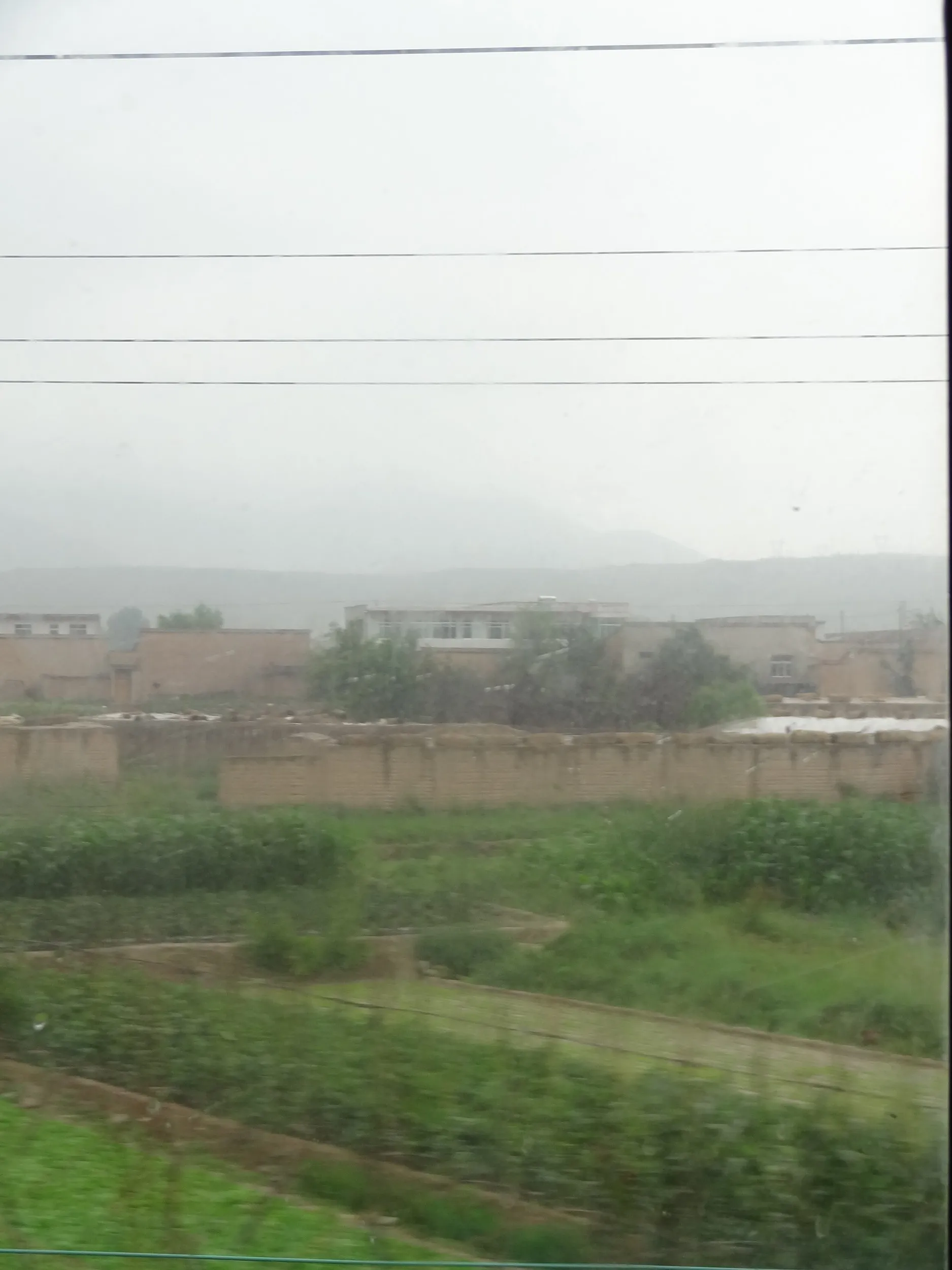 畑と農村が広がる風景