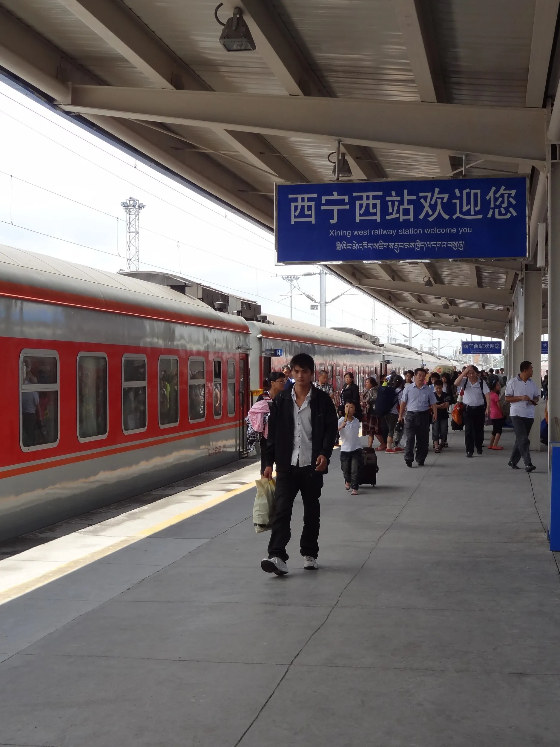 西寧西駅へ到着