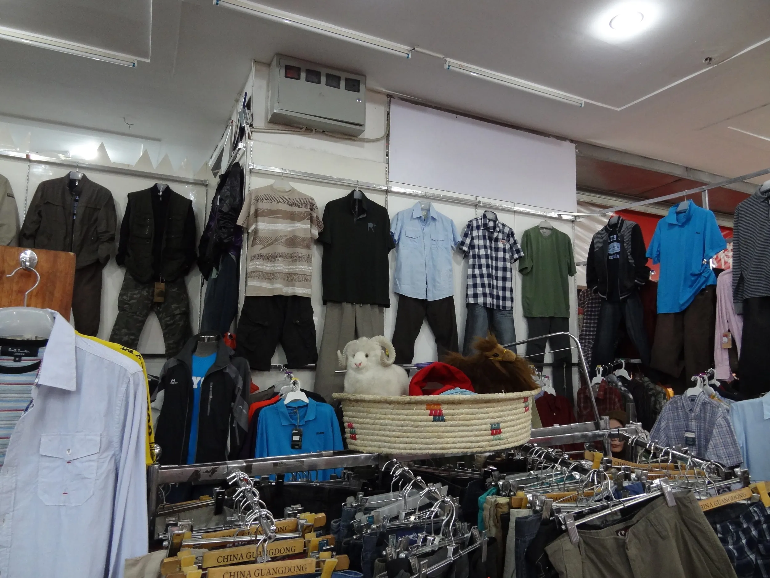 デパートの衣料品売り場