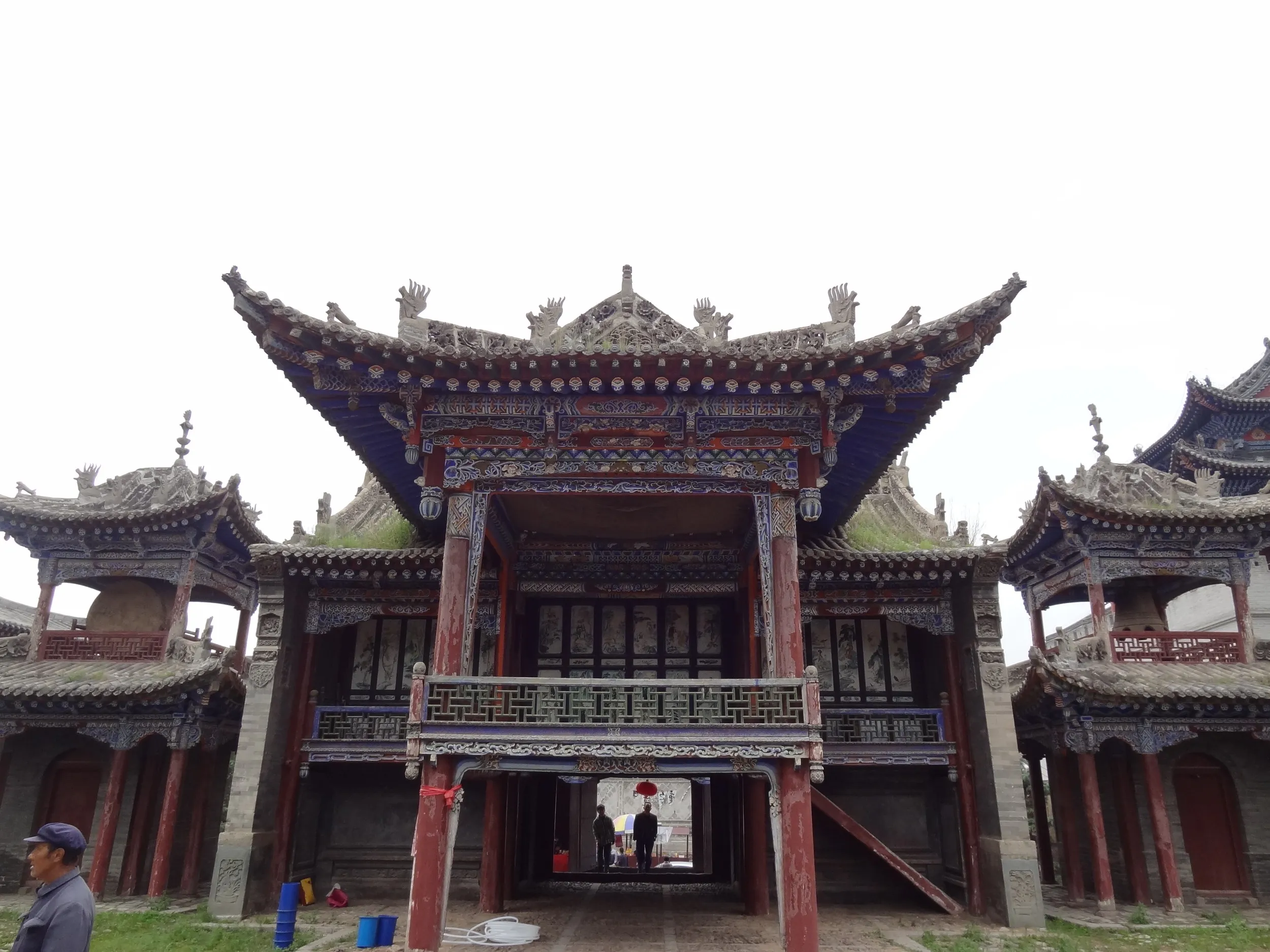 時代劇のセットのような建物
