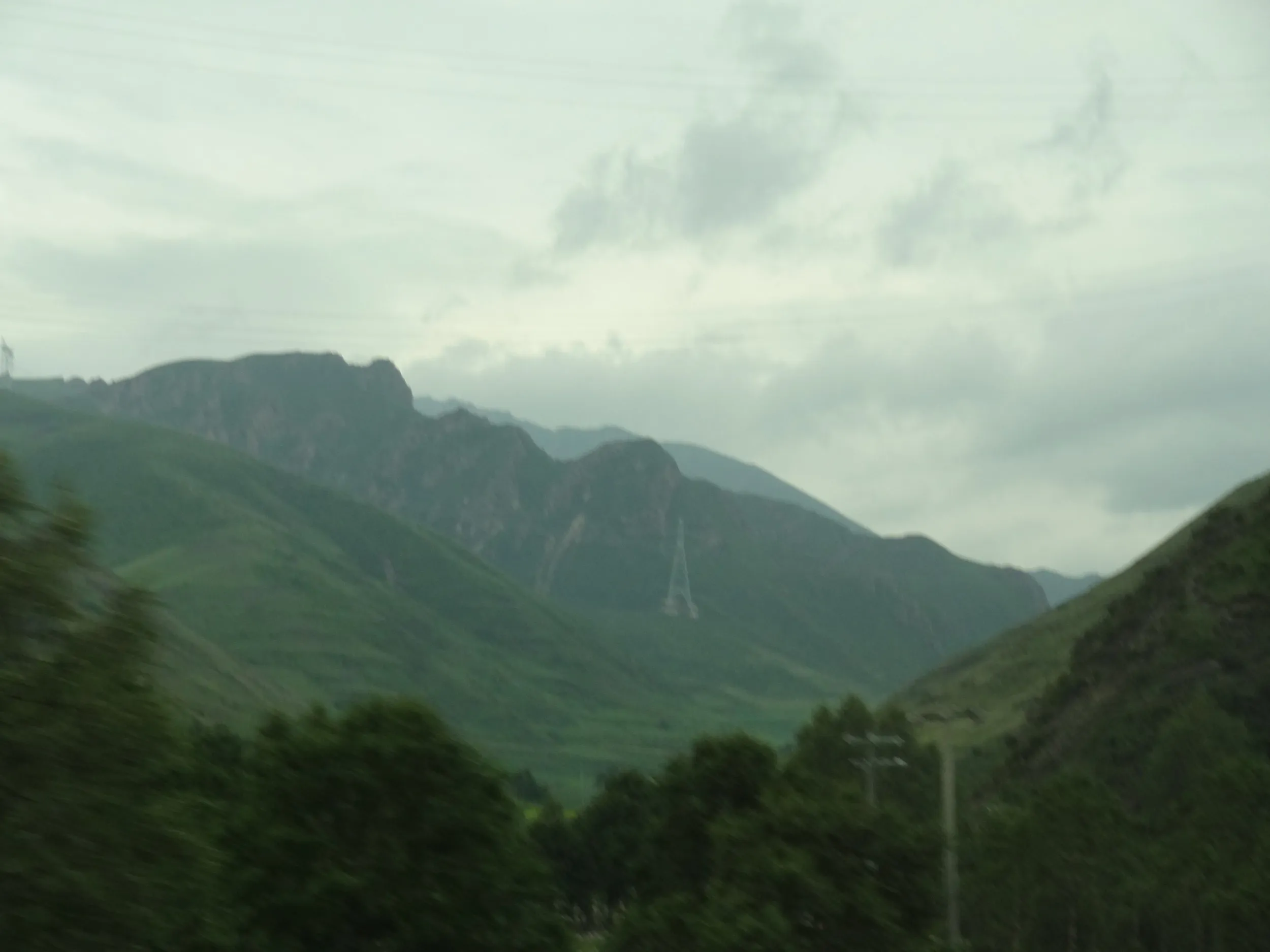 山や畑が広がる風景