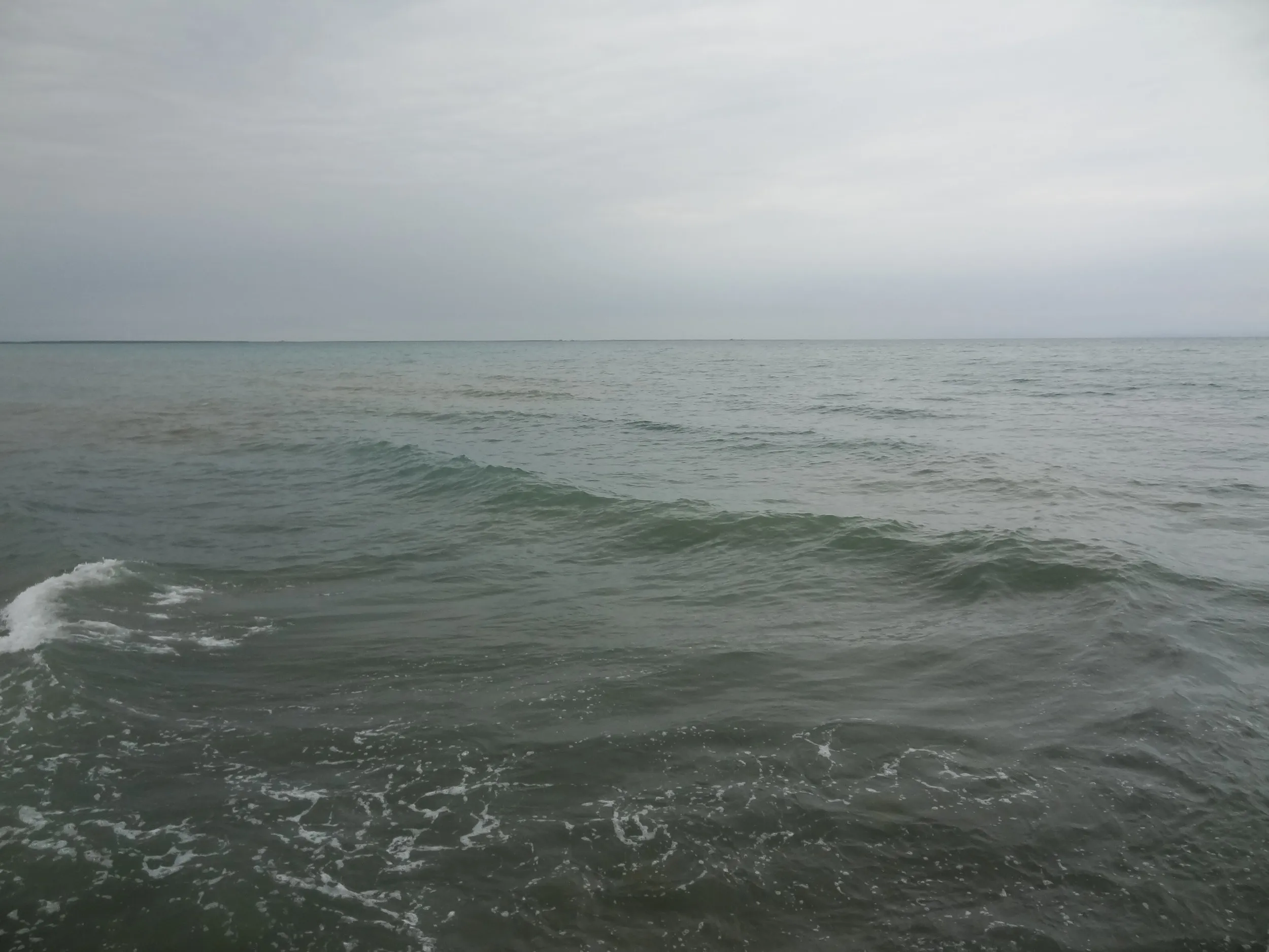 海の波のような湖面