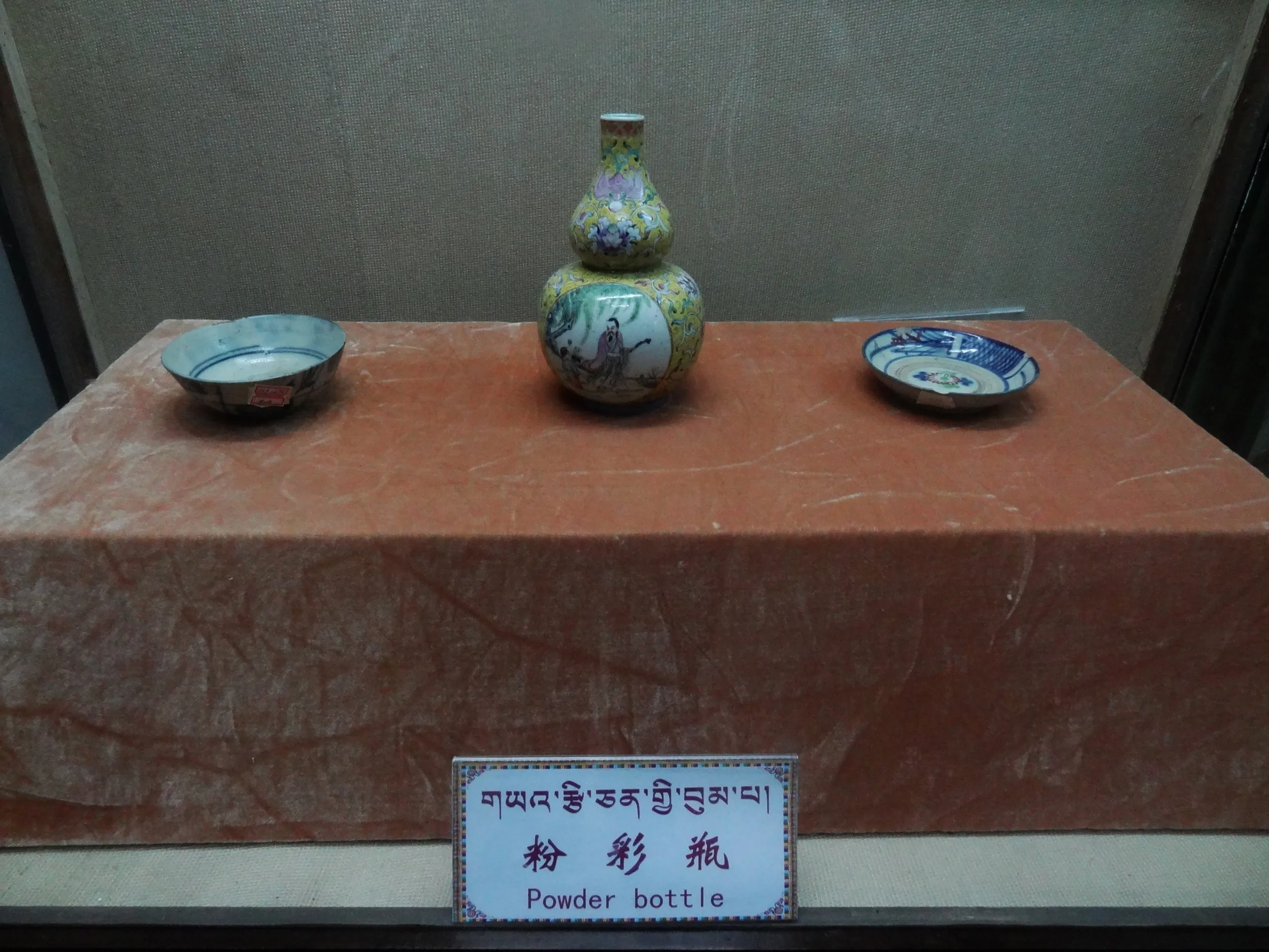 粉彩瓶の展示