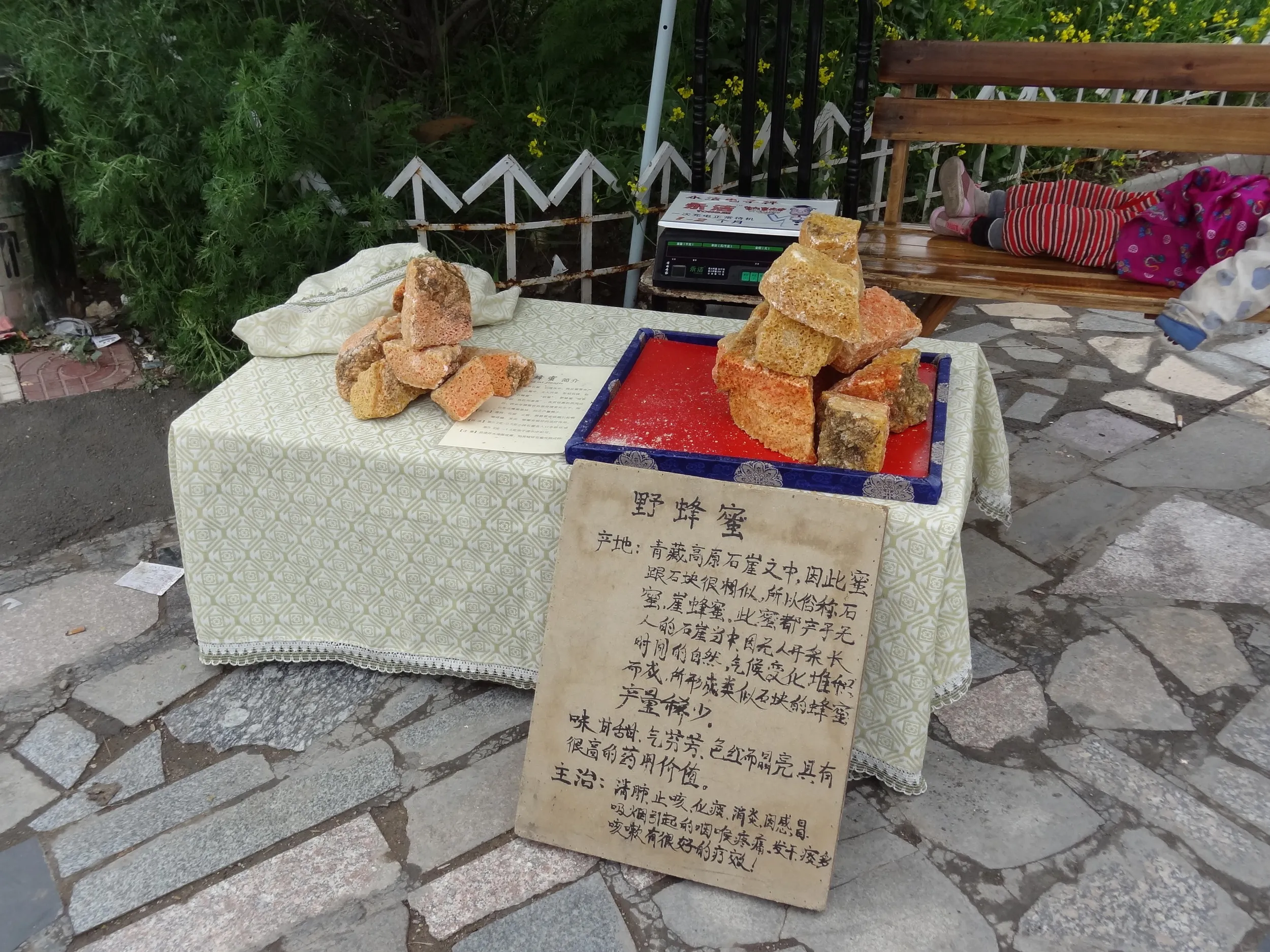 蜂蜜を売る露店