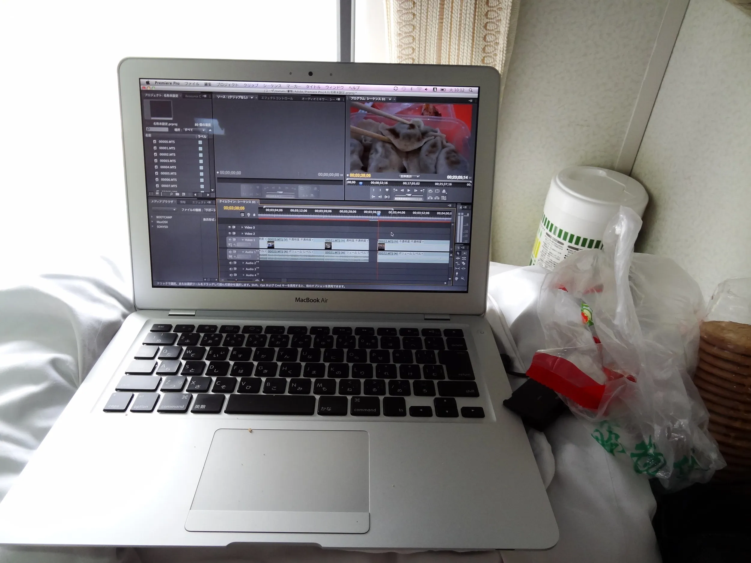 寝台でMacBook Airを開く