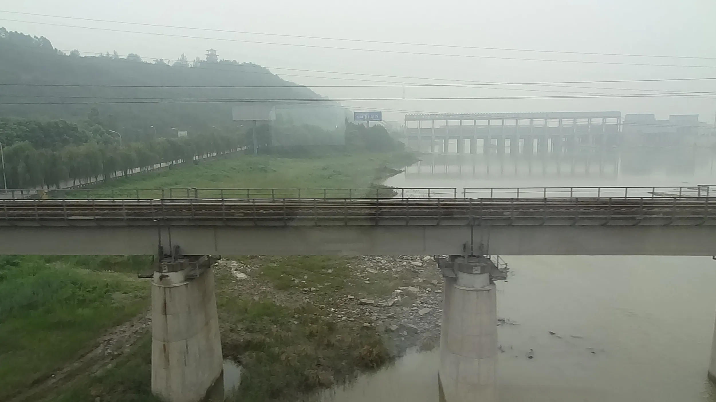 成都近郊の川と鉄橋
