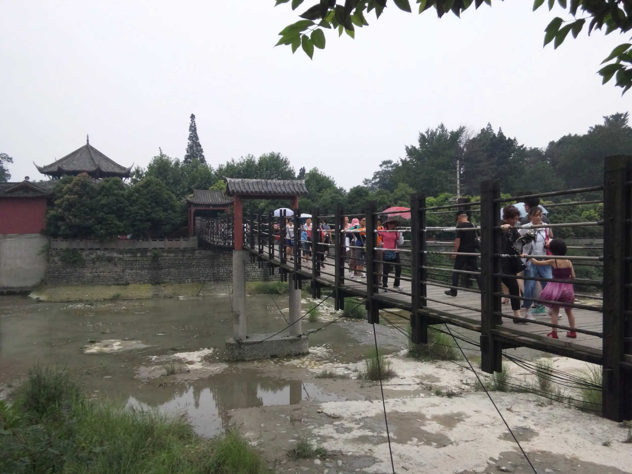 中州や対岸へ行ける吊り橋