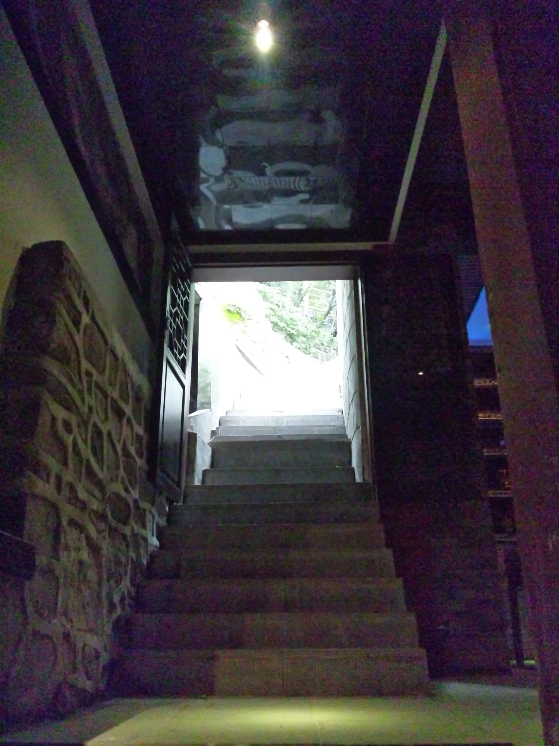 階段が続く道