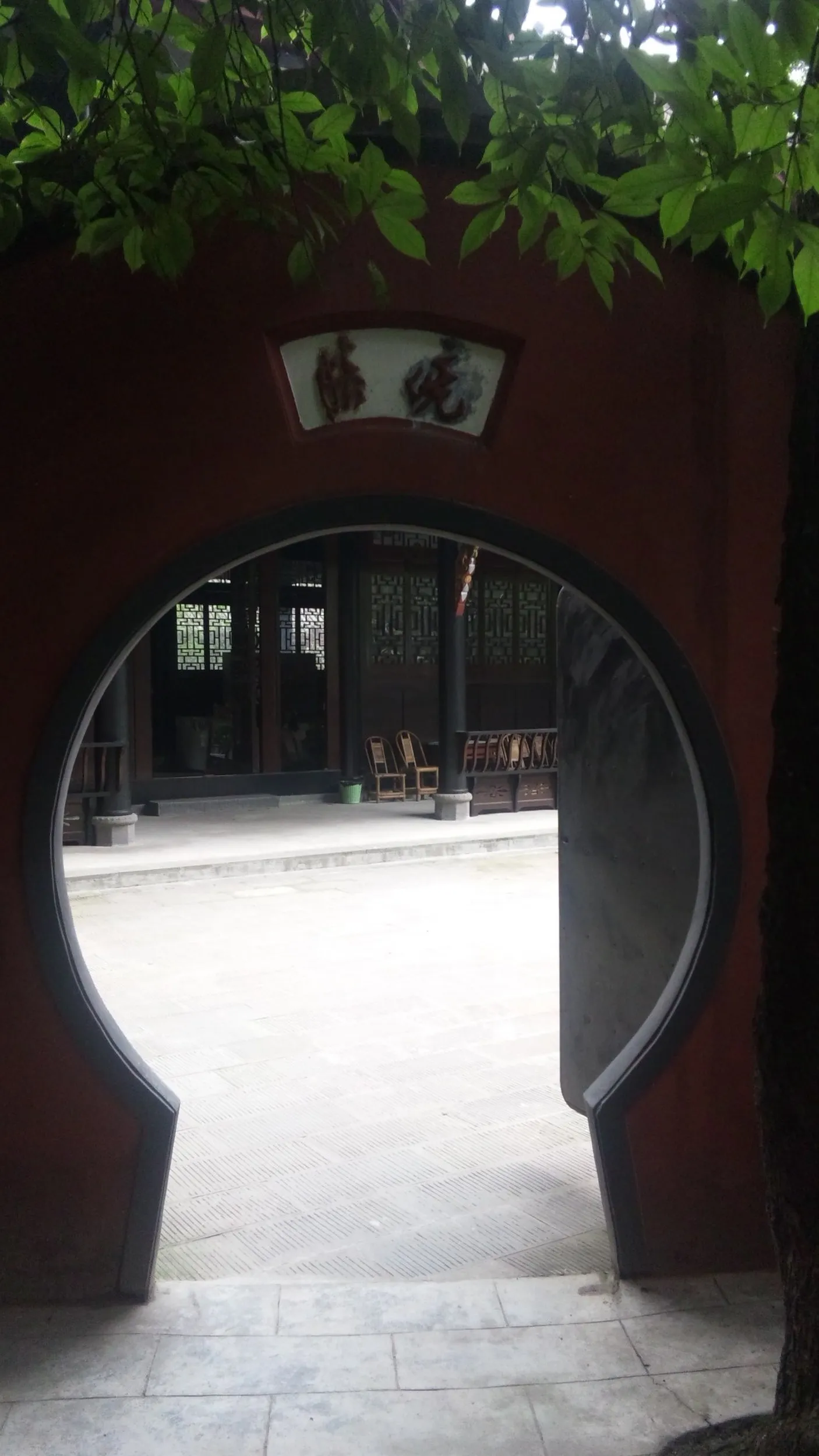 二王廟の前の建物