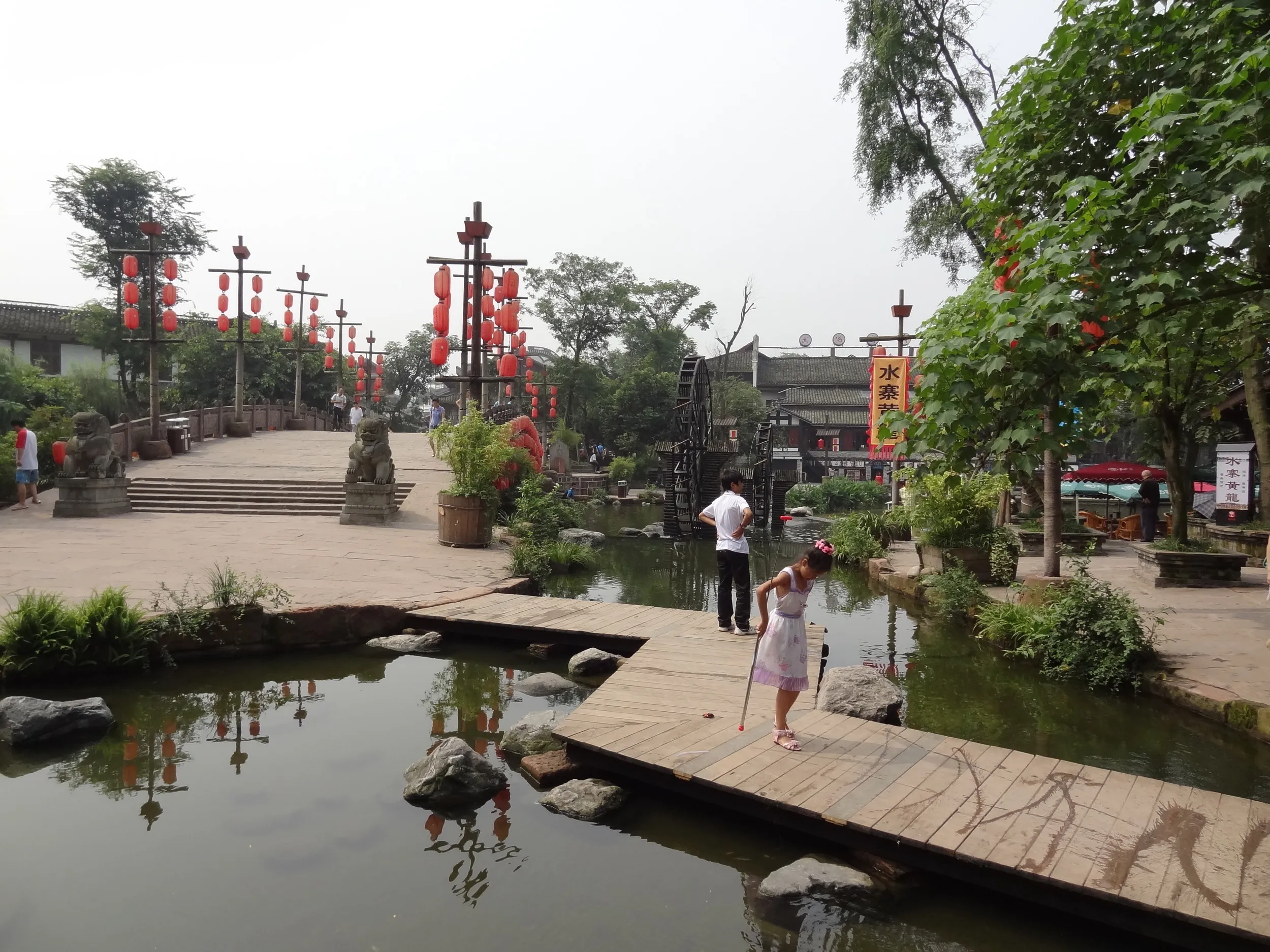 水上公園と木の橋