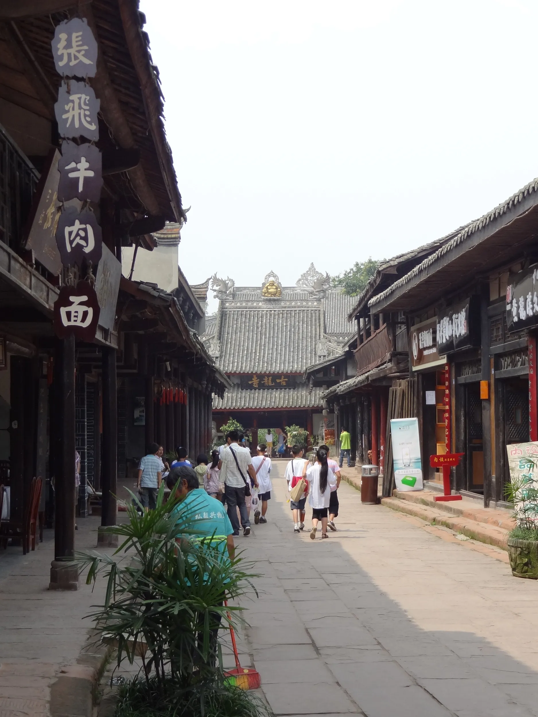 古龍寺の前の通り