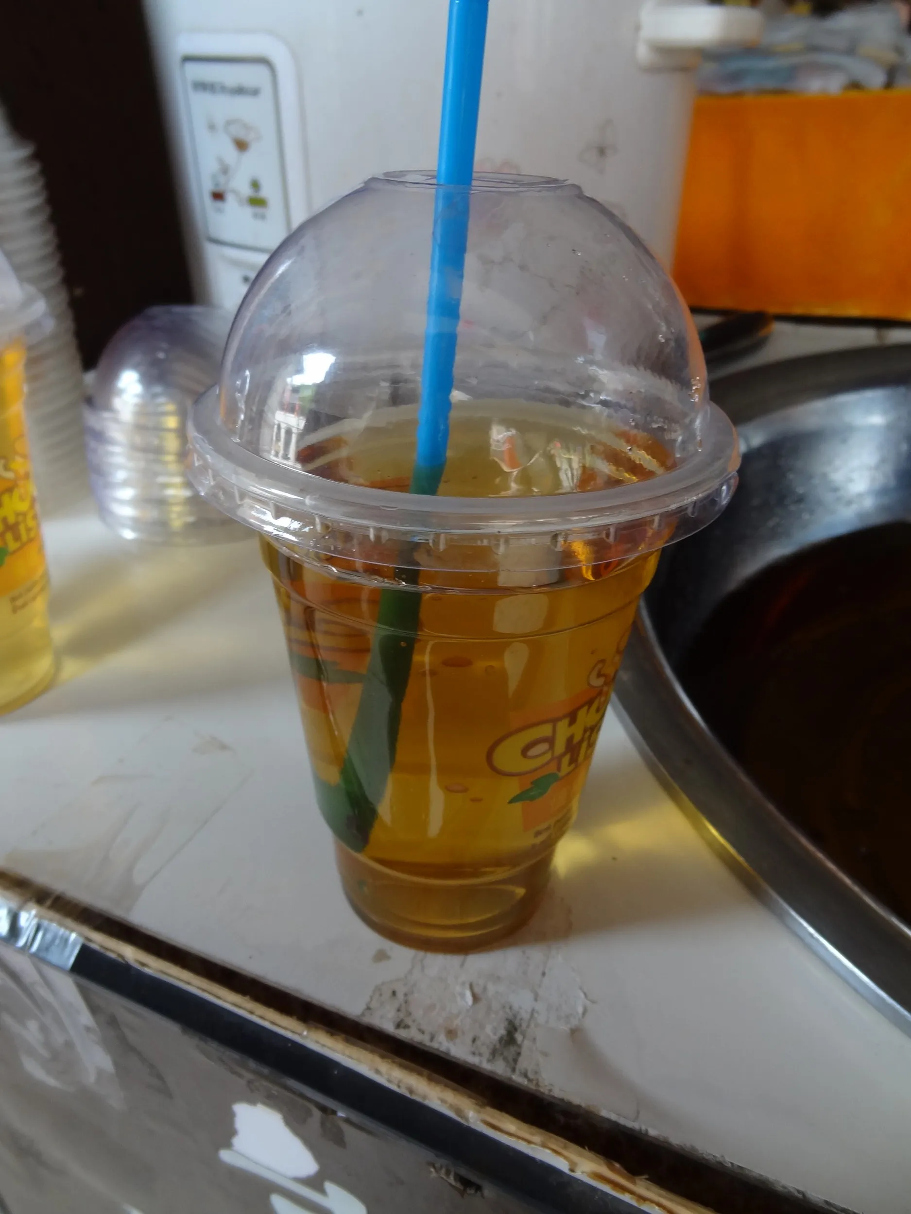酸梅湯を飲む